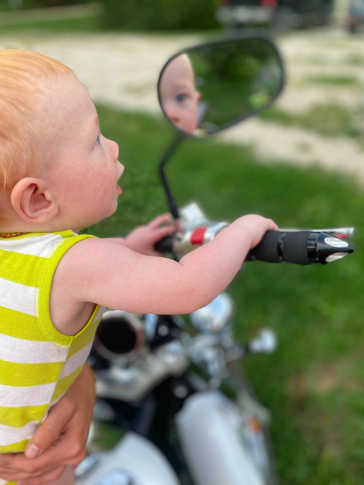 Arthur is registered to the contest to win money with this photo: arm, auto_part, automotive_mirror, baby, baby_toddler_clothing, beauty, finger, fun, gesture, glass, grass, hand, happy, leisure, motor_vehicle, person, plant, rear_view_mirror, recreation, summer