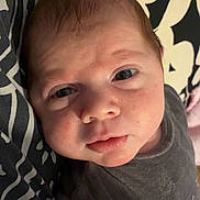 Helena a rejoint le concours — aidez-le/la à gagner de superbes lots ! baby, newborn, infant, face, eyes, lips, cheeks, hair, skin, onesie, clothing, bedding, blanket, pattern, portrait, closeup, lying_down, indoor, sleepy, cute