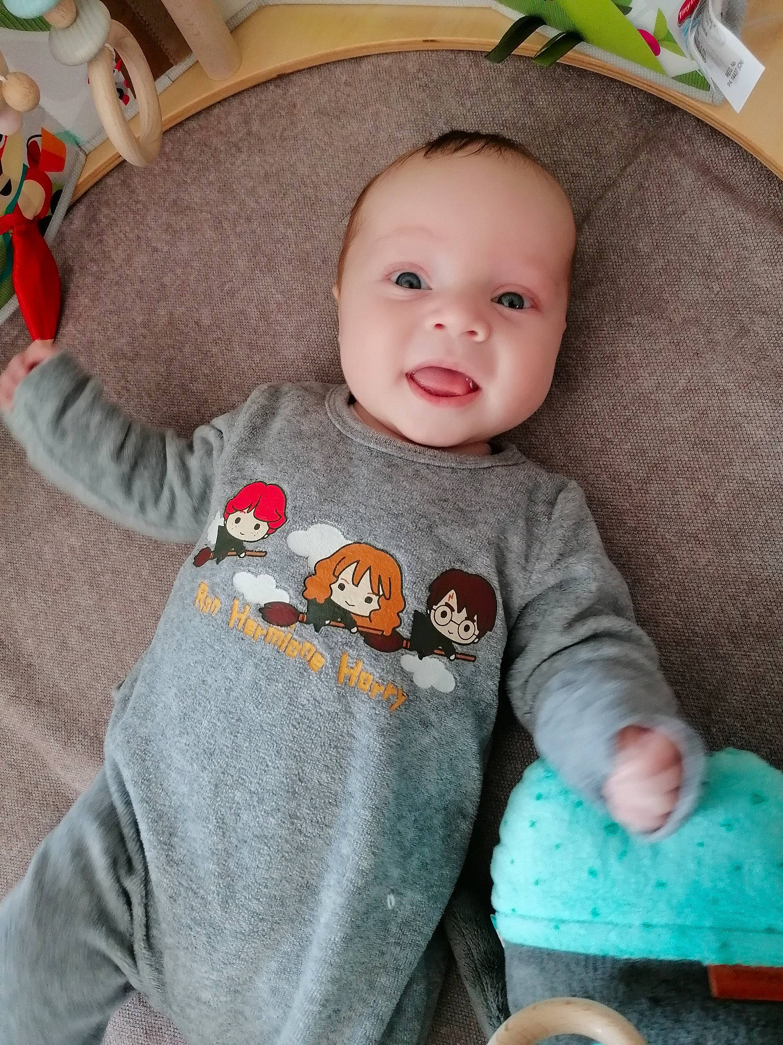 Adonis a rejoint le concours — aidez-le/la à gagner de superbes lots ! baby, baby_toddler_clothing, cheek, chin, clothing, eye, face, facial_expression, green, head, human_body, iris, nose, outerwear, person, product, skin, sleeve, smile, standing