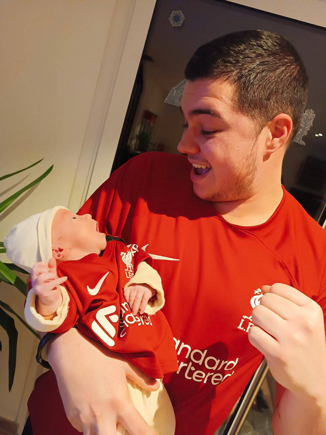 Adonis a rejoint le concours — aidez-le/la à gagner de superbes lots ! arm, carmine, chest, drinking, elbow, event, eyewear, finger, flesh, gesture, hand, junk_food, mouth, muscle, music, neck, person, shoulder, sleeve, t_shirt