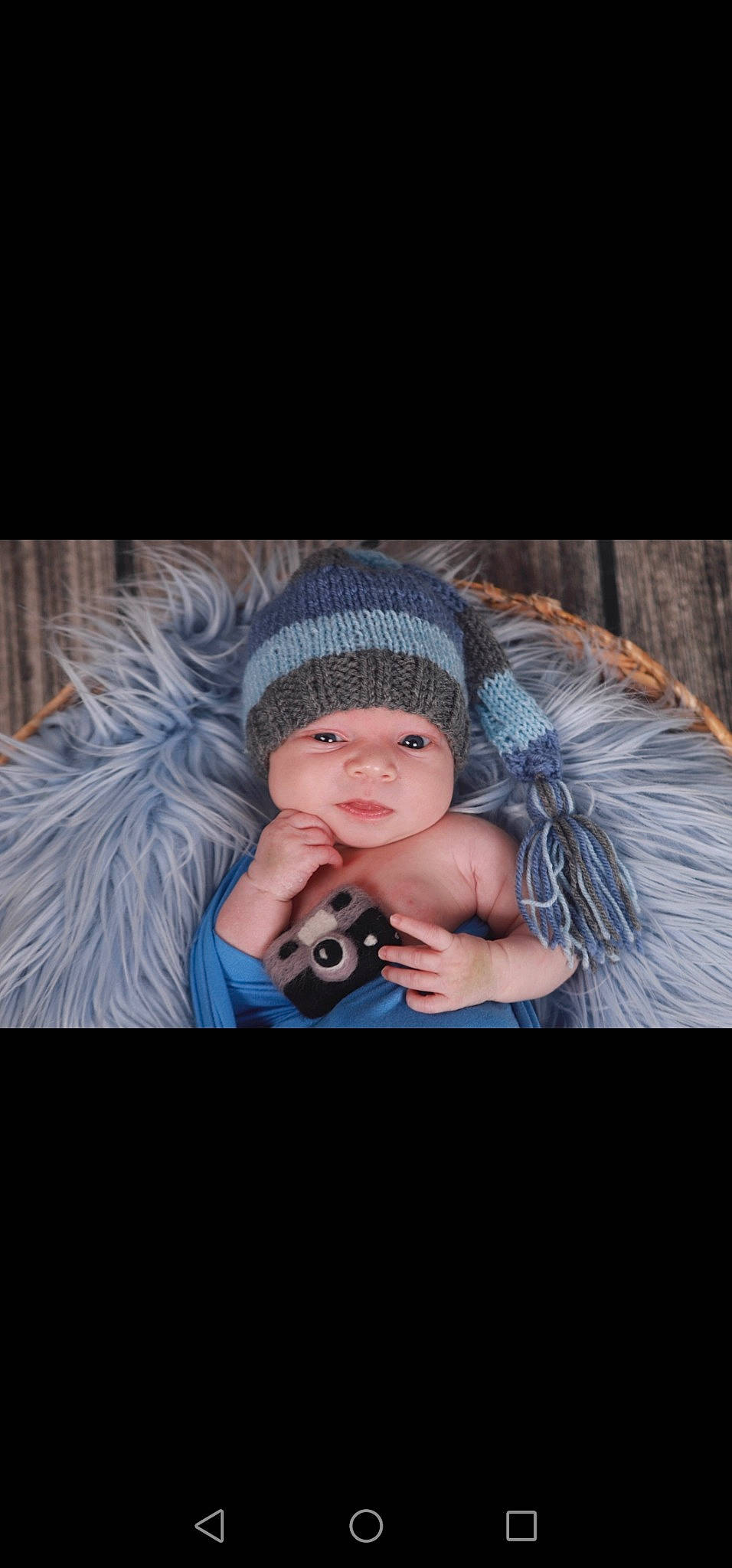 Adonis a rejoint le concours — aidez-le/la à gagner de superbes lots ! baby, baby_toddler_clothing, beanie, cap, child, darkness, electric_blue, eyelash, fashion_accessory, flash_photography, fur, gadget, happy, headwear, knit_cap, person, personal_protective_equipment, photo_caption, portrait_photography, sitting