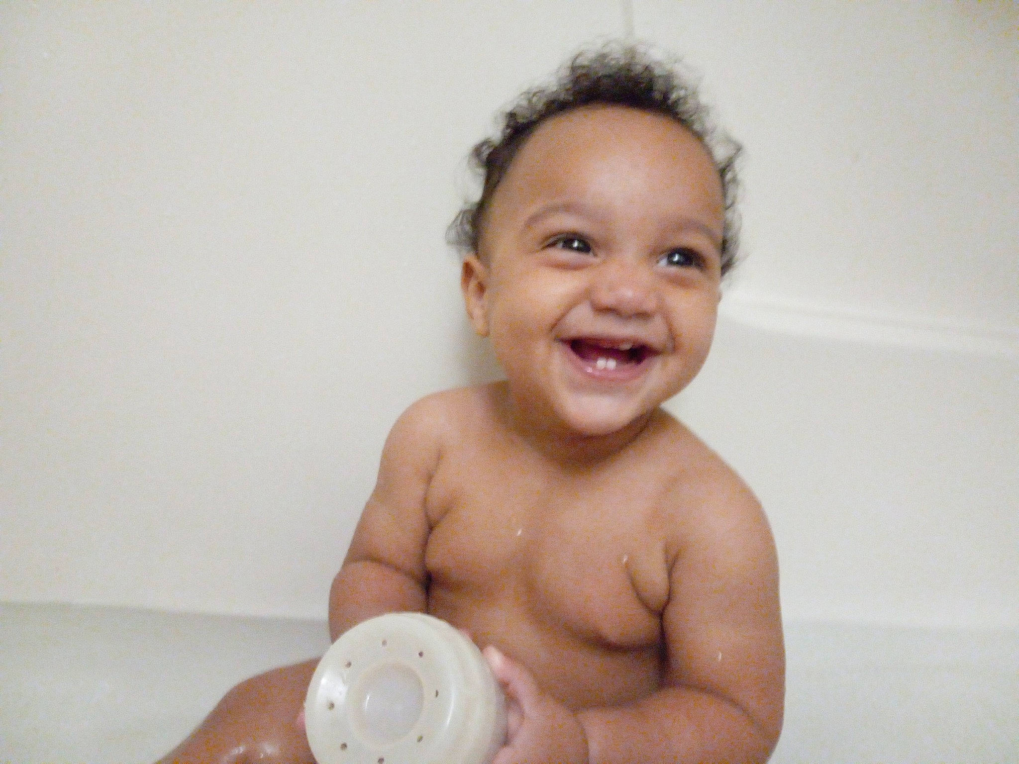 Uziah is registered to the contest to win money with this photo: baby, baby_bathing, bathing, bathroom, bathtub, cheek, chest, eye, facial_expression, finger, gesture, happy, joy, mouth, nose, person, plumbing_fixture, product, smile, stomach