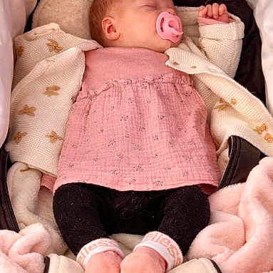 Ambre a rejoint le concours — aidez-le/la à gagner de superbes lots ! baby, sleeping, pacifier, pink_dress, black_leggings, blanket, bassinet, plush_toy, soft_toys, cozy, infant, child, cute, resting, indoors, clothing, head, peaceful, newborn, portrait