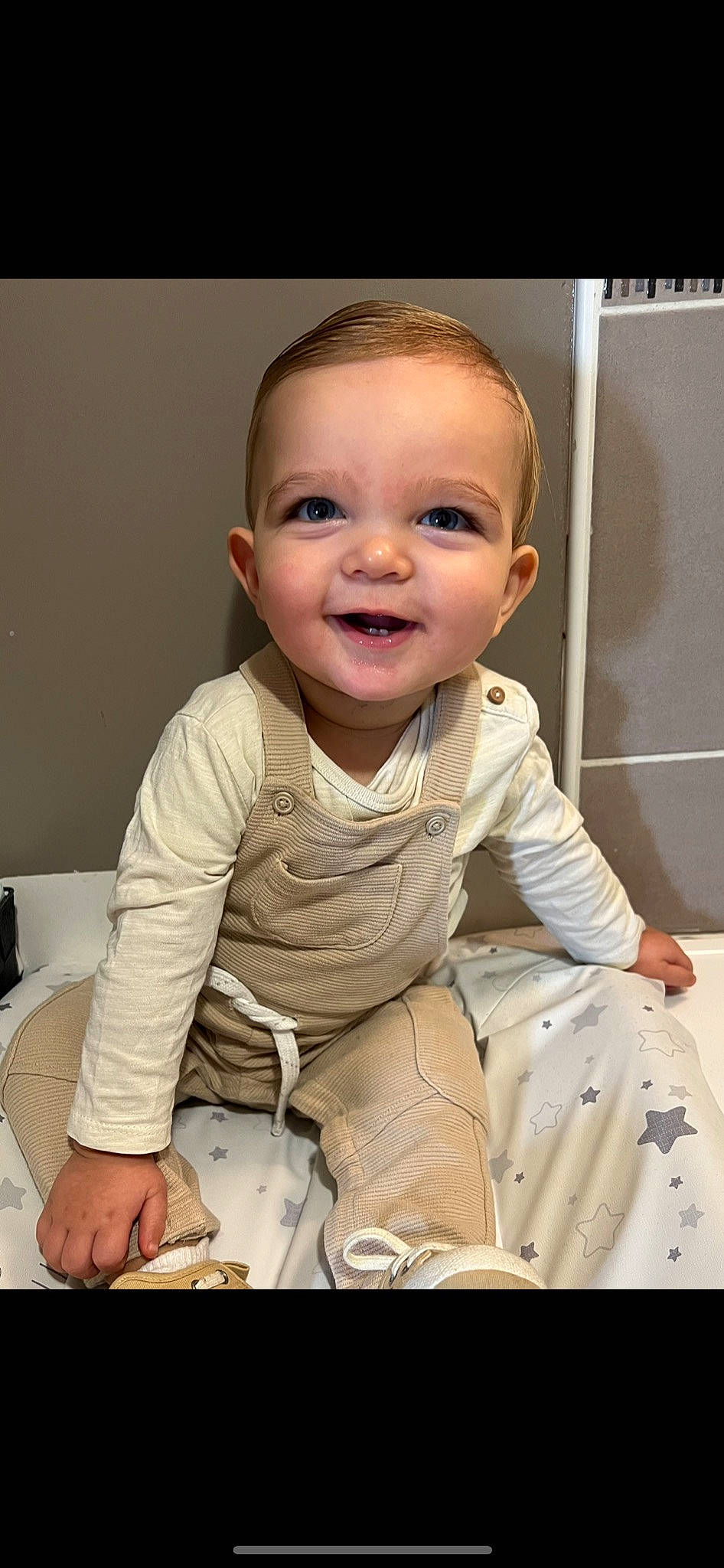 Tyno participe au concours pour gagner de l'argent avec cette photo : baby, baby_toddler_clothing, cheek, child, collar, comfort, finger, flash_photography, flooring, fun, gesture, happy, human, iris, nose, person, product, skin, sleeve, smile