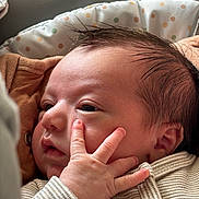 Soan a rejoint le concours — aidez-le/la à gagner de superbes lots ! baby, newborn, infant, face, hand, fingers, eyes, hair, cheek, mouth, blanket, onesie, closeup, portrait, sleepy, cozy, skin, nails, car_seat, soft_pillow