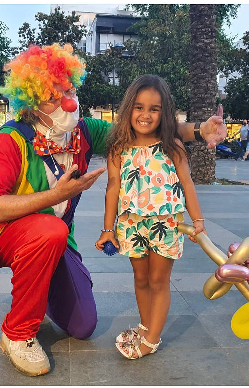 Kenza participe au concours pour gagner de l'argent avec cette photo : entertainment, event, fashion, footwear, fun, hairstyle, happy, human_leg, joy, leisure, person, pink, recreation, sandal, shoe, smile, sneakers, summer, thigh, tree