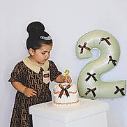 Janna participe au concours pour gagner de l'argent avec cette photo : toddler, child, birthday, cake, candle, balloon, number_two, dress, tiara, party, celebration, indoor, white_background, table, decorations, cute, young_child, fashion, girl, event