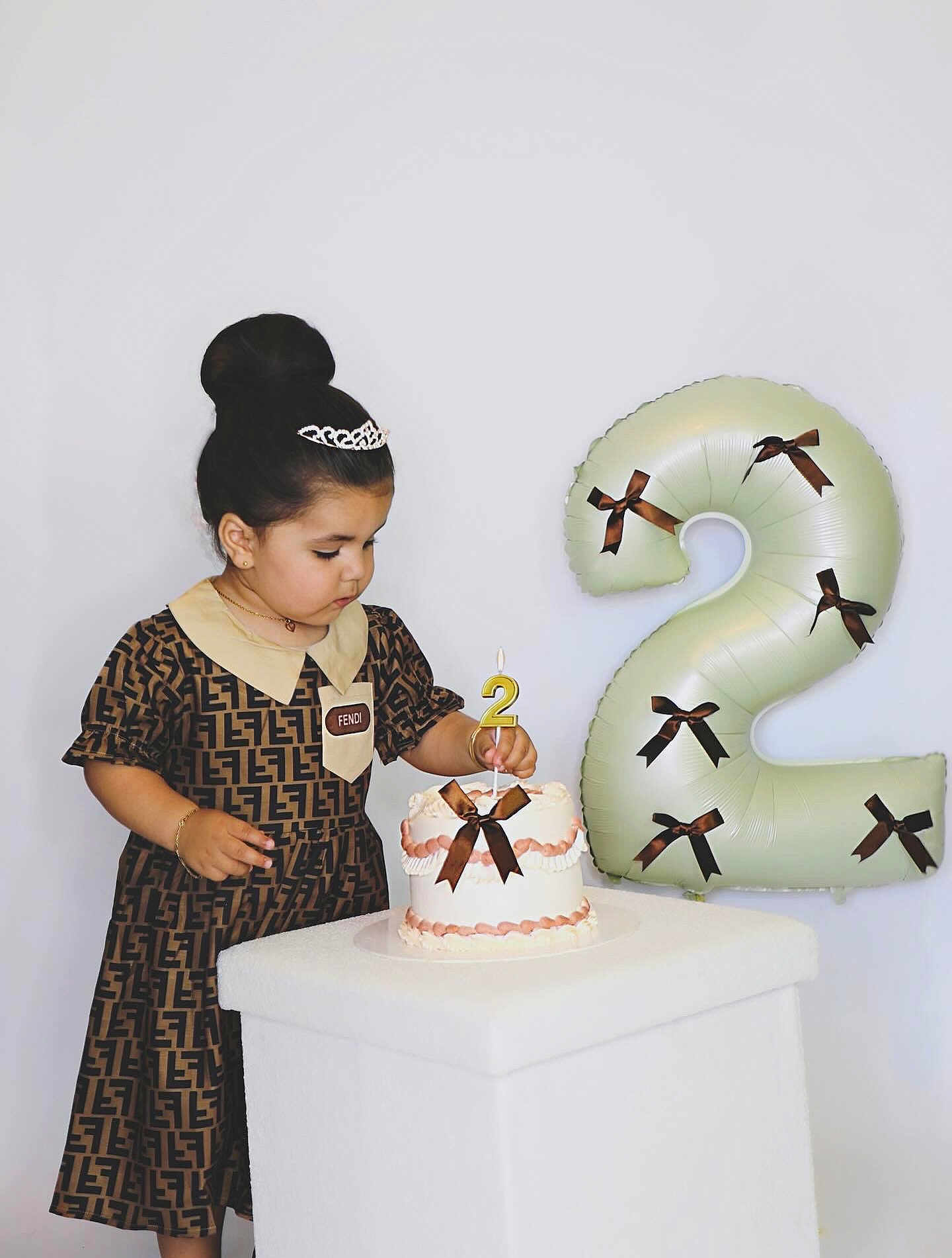 Janna participe au concours pour gagner de l'argent avec cette photo : toddler, child, birthday, cake, candle, balloon, number_two, dress, tiara, party, celebration, indoor, white_background, table, decorations, cute, young_child, fashion, girl, event
