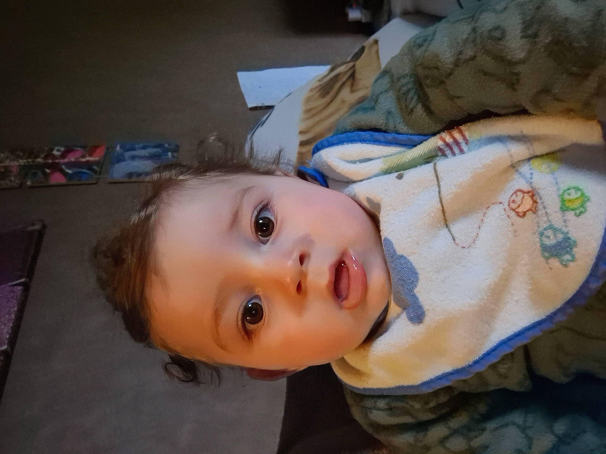 Soan a rejoint le concours — aidez-le/la à gagner de superbes lots ! cheek, chest, child, eyelash, fur, linens, nose, person, room, sitting, skin, smile, surprise, toddler, wood