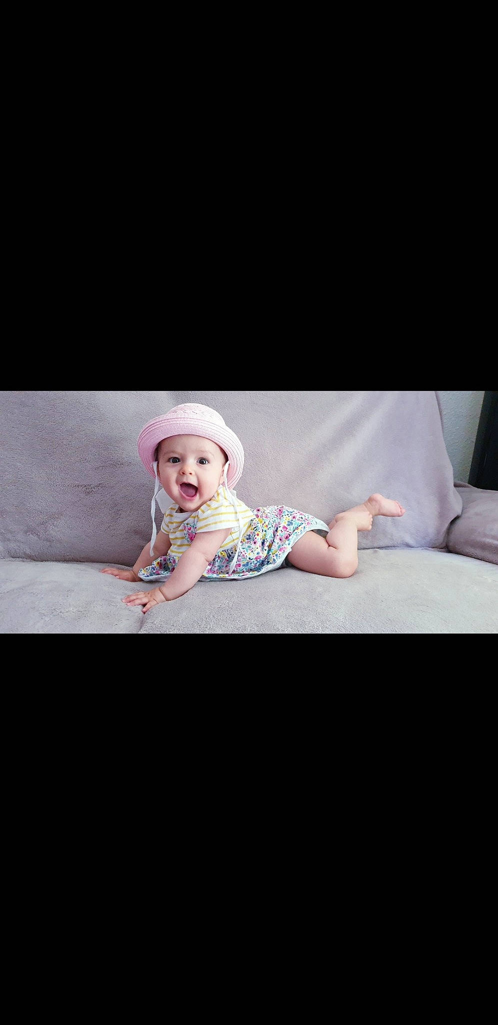 Audrey a rejoint le concours — aidez-le/la à gagner de superbes lots ! baby, baby_toddler_clothing, child, comfort, darkness, flash_photography, flooring, grass, grey, head, headwear, magenta, pattern, person, portrait_photography, room, sitting, skin, sleeve, t_shirt