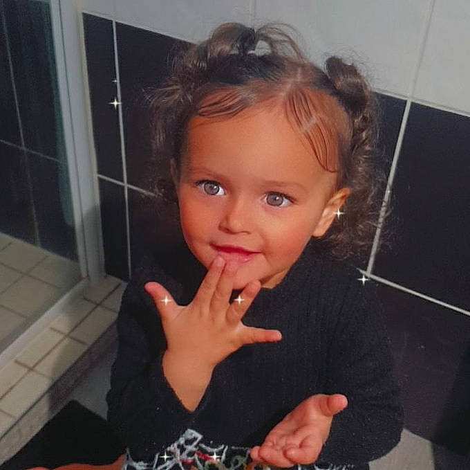 Audrey participe au concours pour gagner de l'argent avec cette photo : arm, cheek, chin, cool, eyebrow, eyelash, finger, gesture, hand, happy, human, iris, lip, mouth, nose, person, shoulder, skin, sleeve, smile