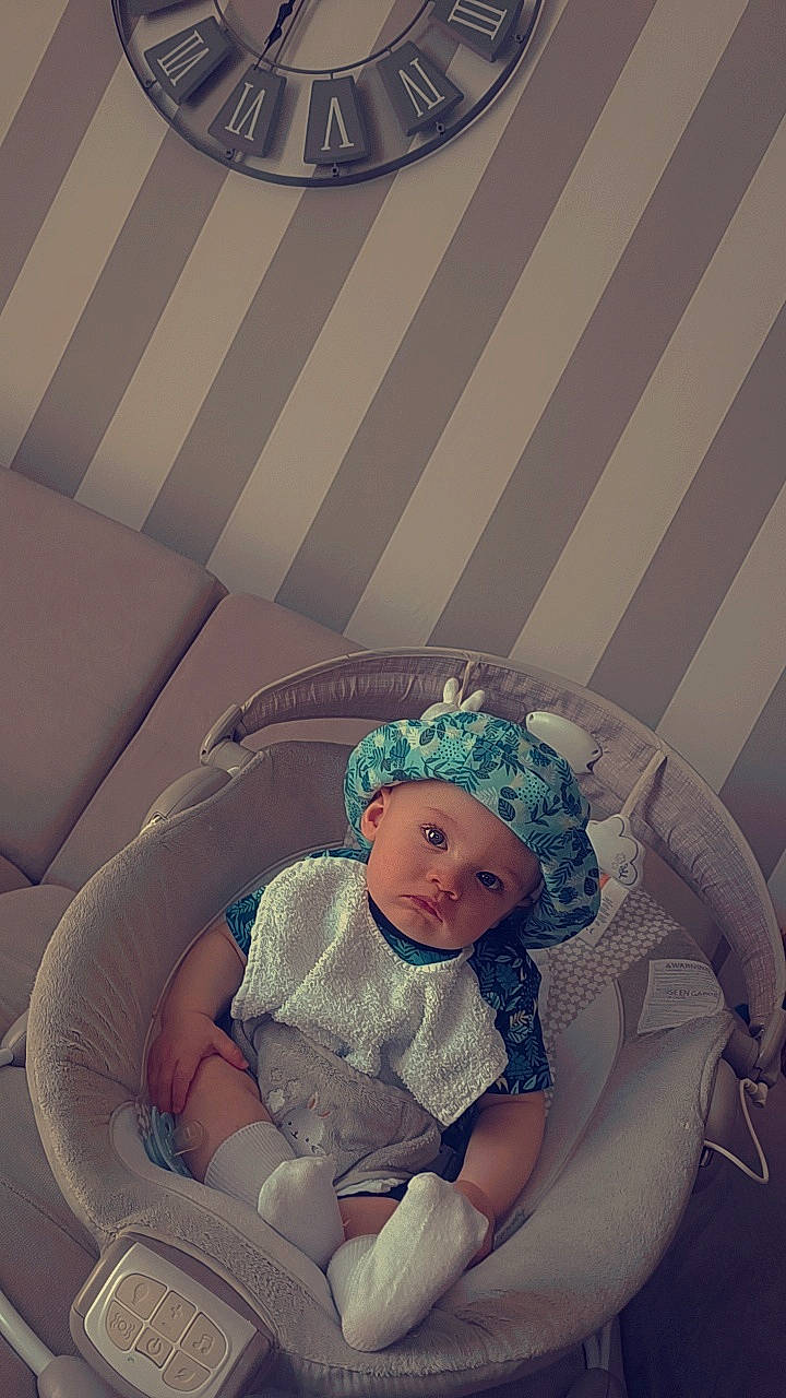 Tommy participe au concours pour gagner de l'argent avec cette photo : baby, baby_products, baby_safety, baby_sleeping, baby_toddler_clothing, beanie, cap, child, comfort, couch, fashion_accessory, hair_accessory, happy, hat, headband, headpiece, headwear, linens, person, room