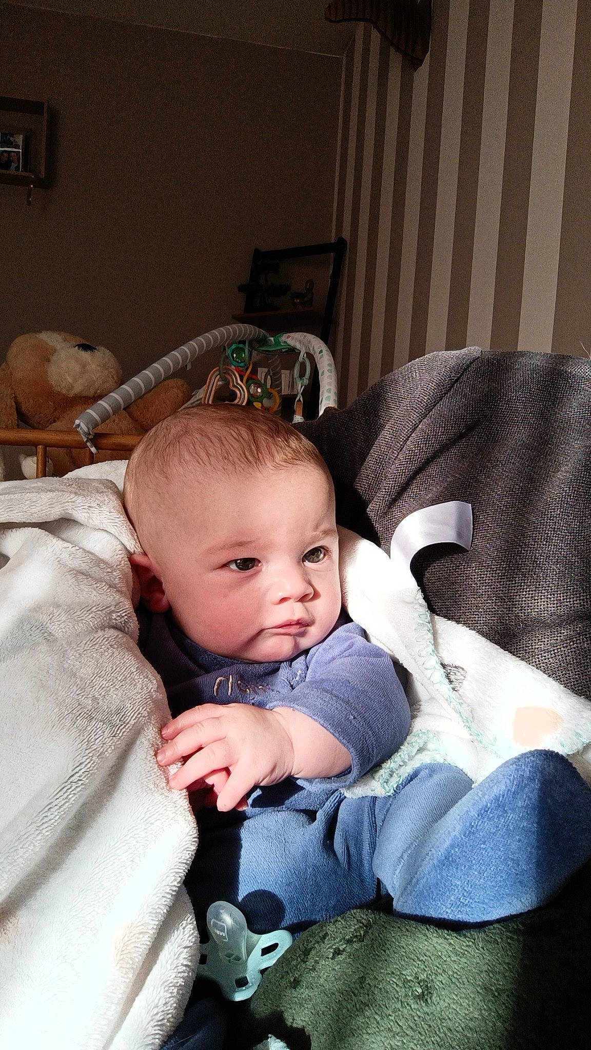 Tommy a rejoint le concours — aidez-le/la à gagner de superbes lots ! baby, baby_products, baby_toddler_clothing, cheek, child, comfort, couch, eye, flash_photography, fur, head, iris, lap, linens, person, picture_frame, portrait_photography, room, sitting, toddler