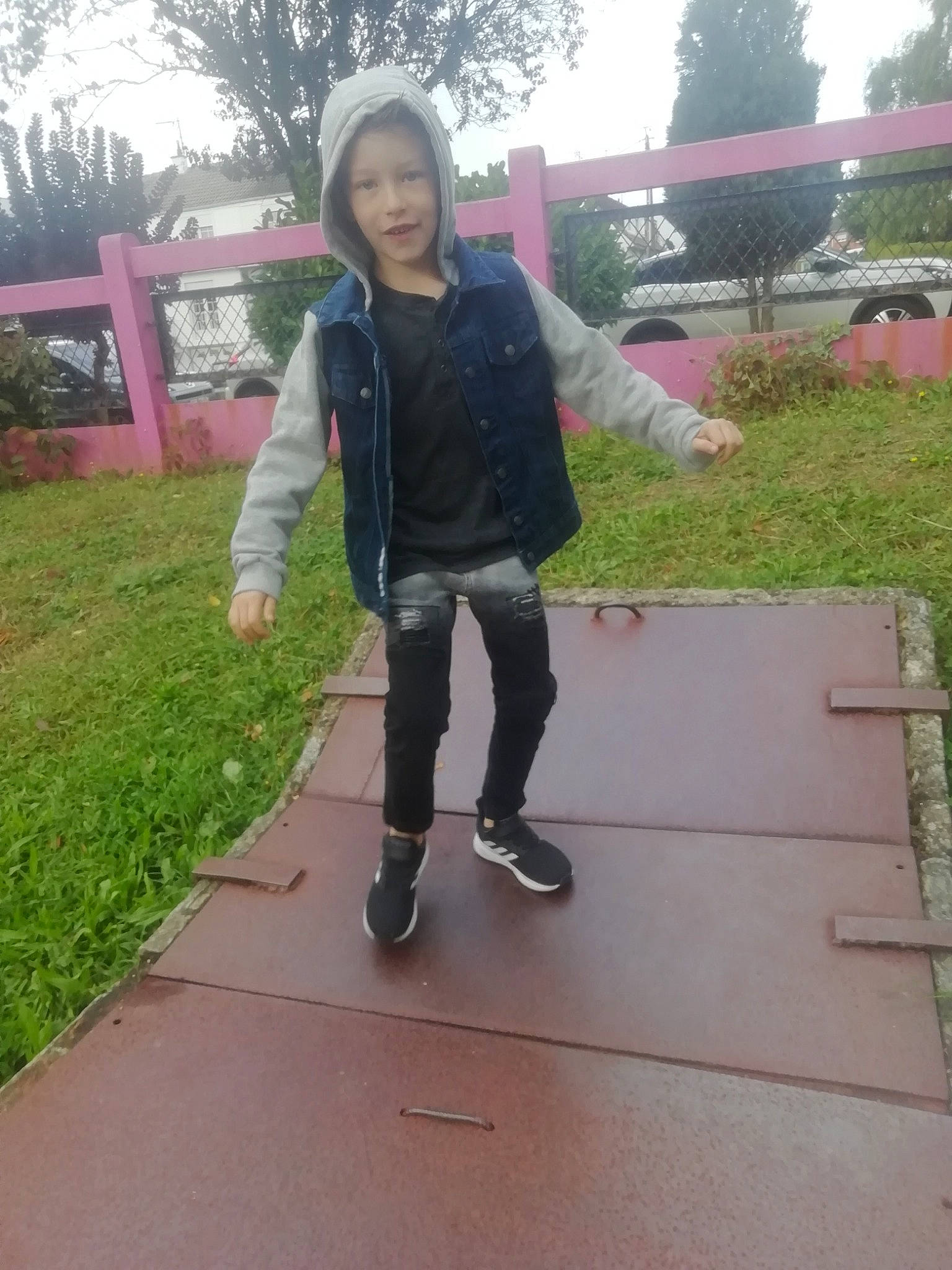 Léo a rejoint le concours — aidez-le/la à gagner de superbes lots ! denim, footwear, jacket, jeans, outerwear, person, recreation, trousers