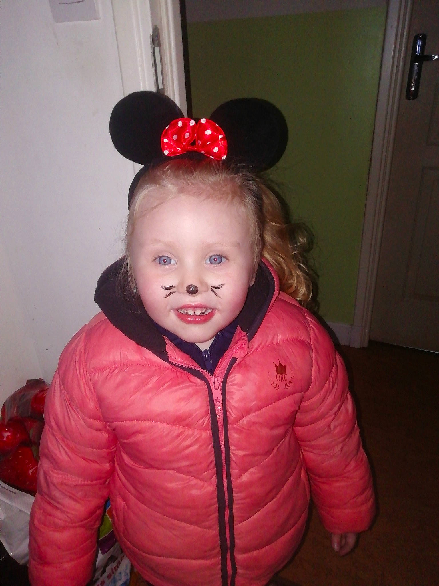 Zoé participe au concours pour gagner de l'argent avec cette photo : cheek, child, ear, face, fun, hair_accessory, head, jacket, lip, organ, outerwear, person, pink, red, skin, smile, standing, toddler