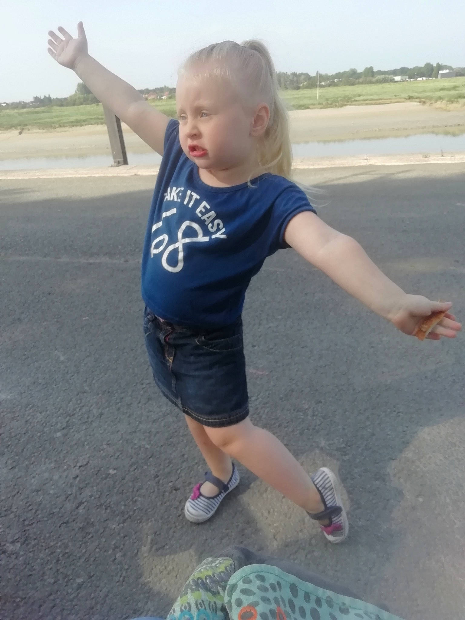 Zoé participe au concours pour gagner de l'argent avec cette photo : child, fun, joint, person, toddler, vacation