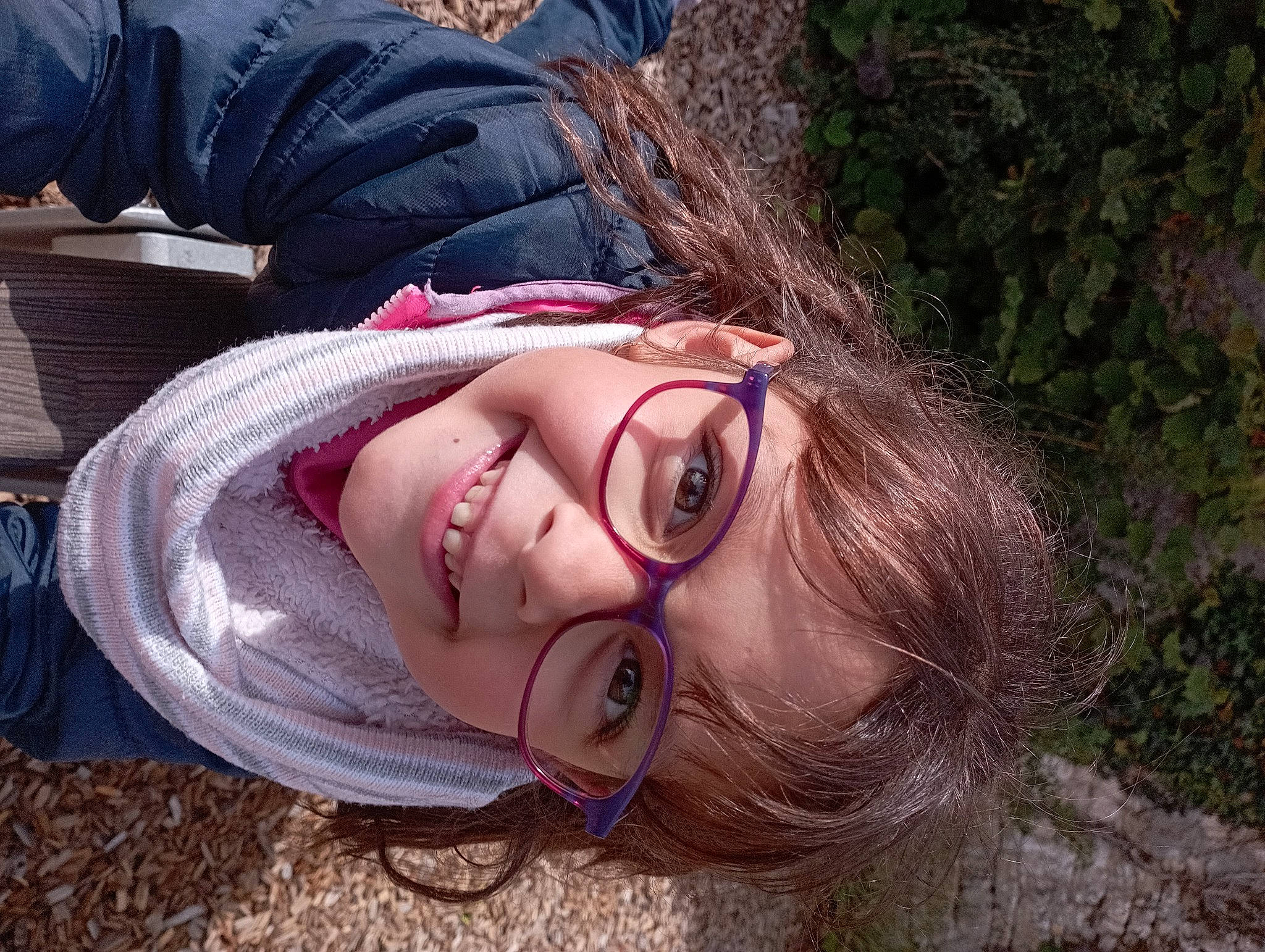 Margaux participe au concours pour gagner de l'argent avec cette photo : child, eyelash, eyewear, facial_expression, fun, glasses, grass, happy, headgear, joy, leisure, lip, magenta, mouth, nose, people_in_nature, person, plant, skin, smile