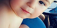 Nino a rejoint le concours — aidez-le/la à gagner de superbes lots ! arm, bracelet, car_seat, child, closeup, cute, expression, face, hand, heart_emoji, indoors, interior, leg, person, portrait, seat, skin, toddler, vehicle, young