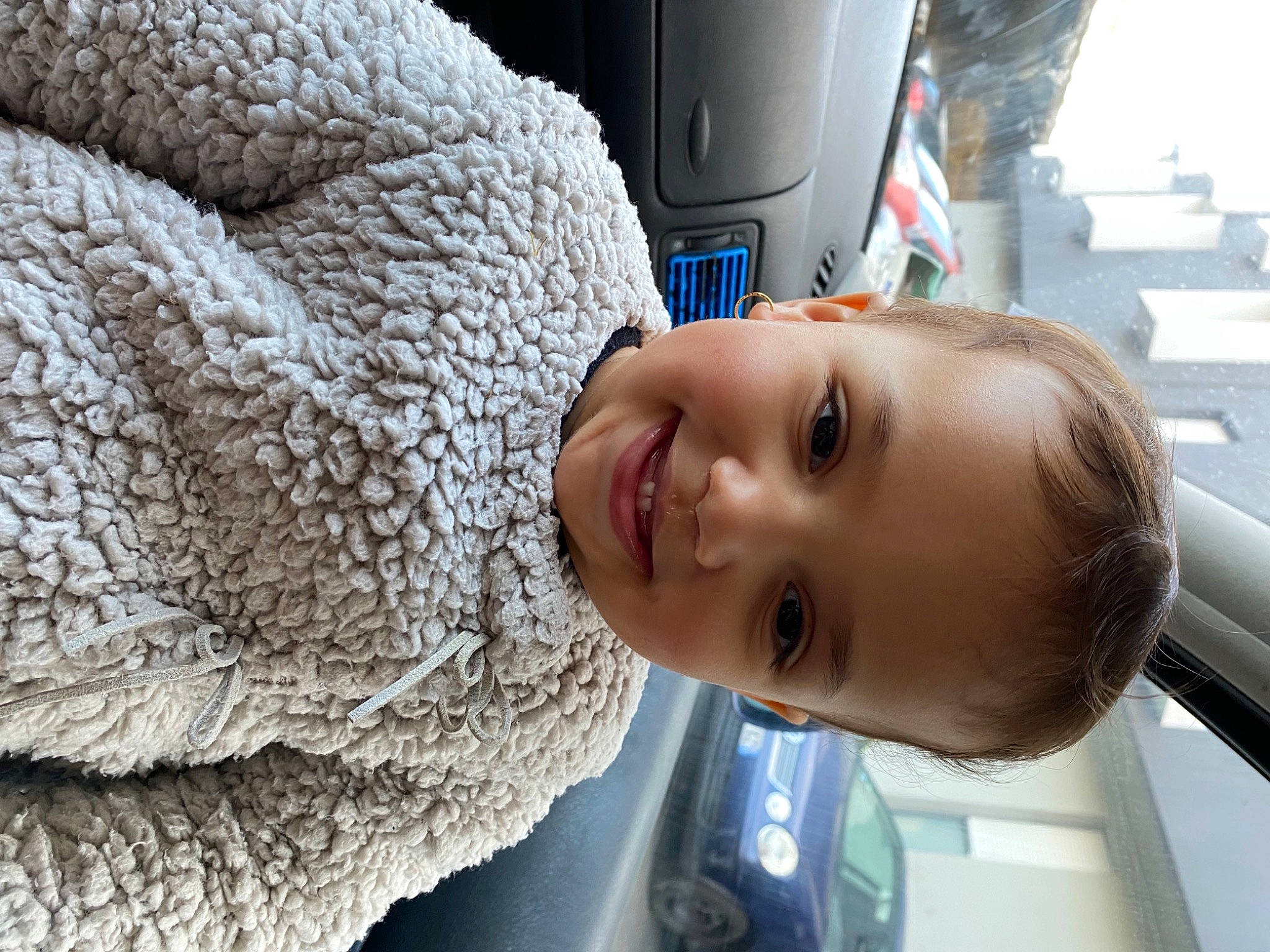 Tassnim a rejoint le concours — aidez-le/la à gagner de superbes lots ! automotive_exterior, automotive_lighting, automotive_tire, automotive_wheel_system, child, electric_blue, fun, happy, joy, mammal, motor_vehicle, nose, person, plant, skin, smile, toddler, tree, vehicle_door, vertebrate