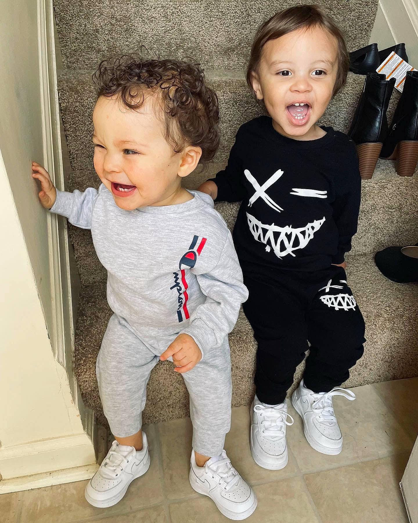 Zakien is registered to the contest to win money with this photo: baby, baby_toddler_clothing, cheek, eye, face, facial_expression, gesture, hair, happy, head, human_body, iris, joint, leg, organ, person, skin, sleeve, smile, textile