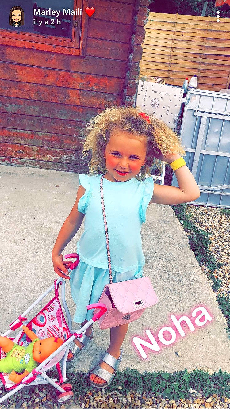 Noa participe au concours pour gagner de l'argent avec cette photo : child, child_model, denim, footwear, headwear, joy, pattern, person, pink, play, shoe, shorts, summer, toddler, vacation