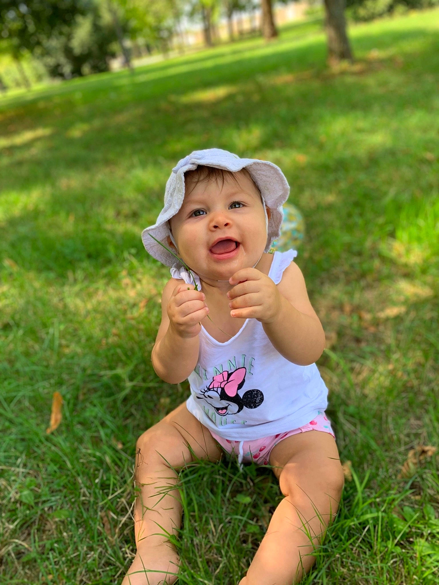 Naëlys a rejoint le concours — aidez-le/la à gagner de superbes lots ! baby, child, fun, grass, grass_family, grassland, happy, headgear, lawn, leisure, meadow, people_in_nature, person, photography, plant, play, skin, smile, summer, toddler