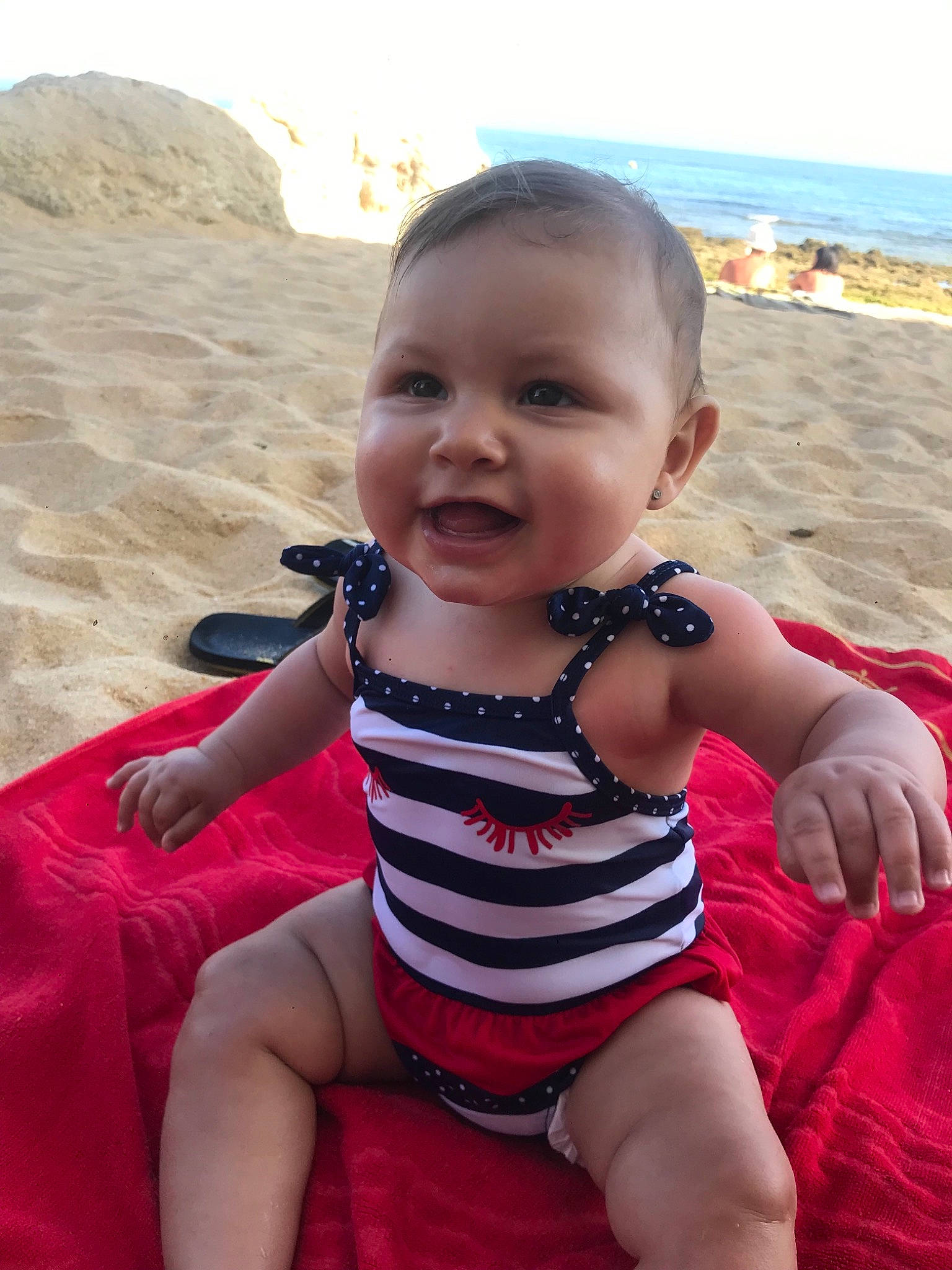 Naëlys participe au concours pour gagner de l'argent avec cette photo : baby, beach, child, leg, neck, person, sitting, skin, smile, summer, toddler, vacation