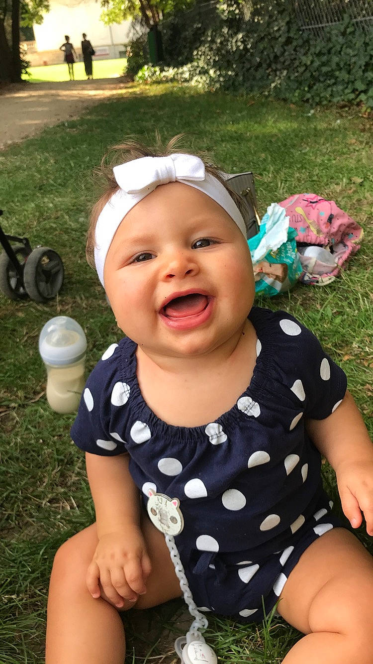 Naëlys participe au concours pour gagner de l'argent avec cette photo : baby, baby_products, baby_toddler_clothing, child, grass, headband, headgear, pattern, person, play, polka_dot, smile, summer, toddler