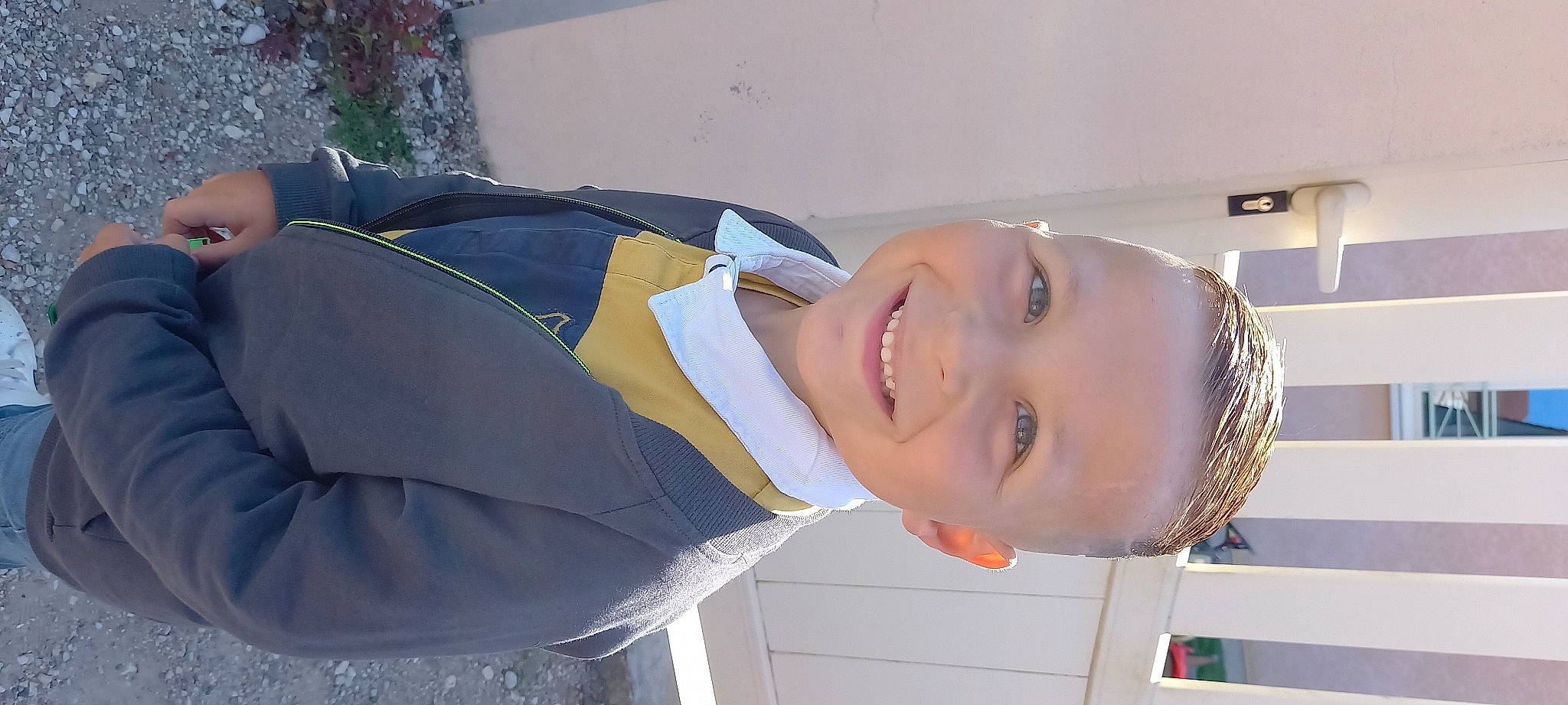 Nathan participe au concours pour gagner de l'argent avec cette photo : child, eyewear, fun, happy, house, joy, neck, person, plant, sleeve, smile, toddler, tree, vacation, window