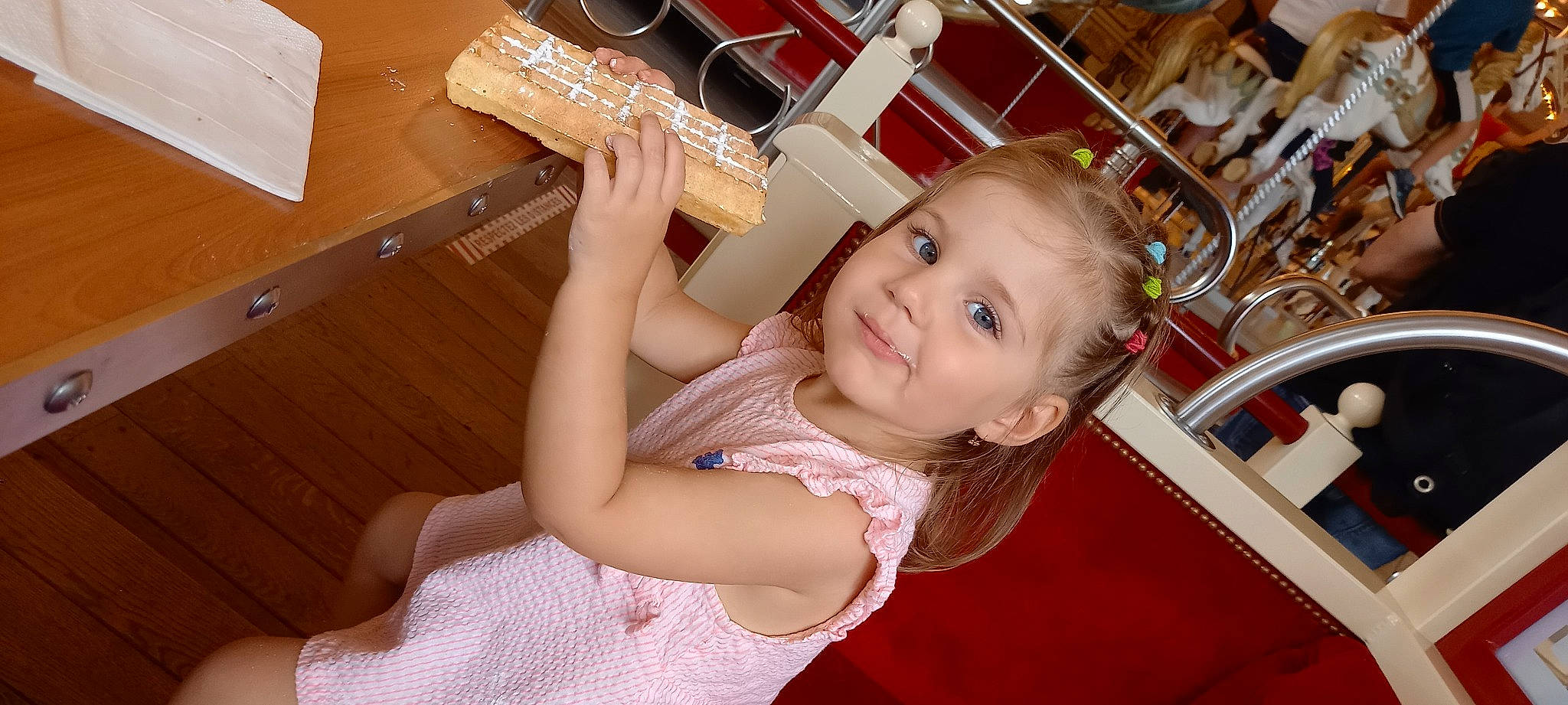 Clara participe au concours pour gagner de l'argent avec cette photo : baby_toddler_clothing, beauty, chair, child, finger, flash_photography, fun, guitar, guitar_accessory, happy, joy, leisure, musical_instrument, musical_instrument_accessory, person, sitting, skin, smile, string_instrument_accessory, thumb