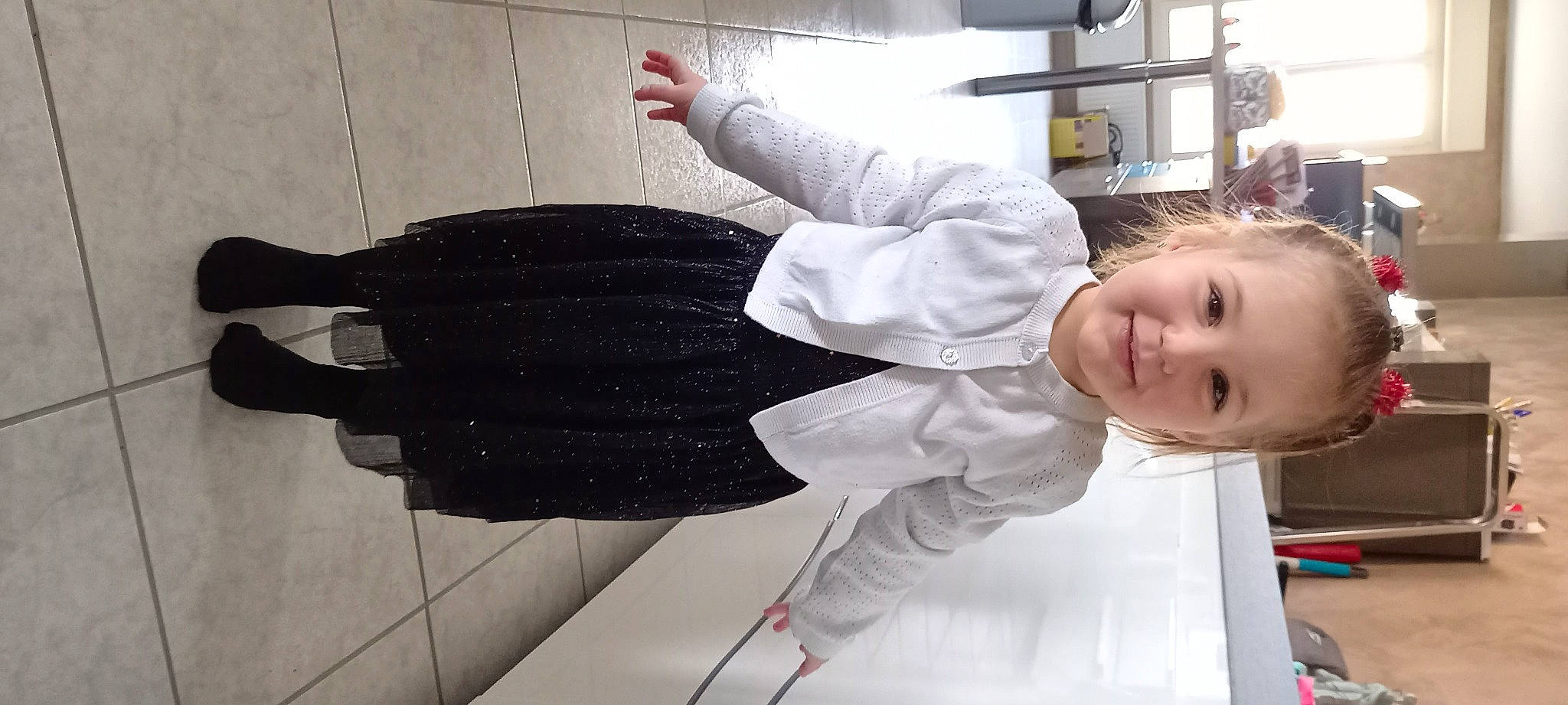 Clara participe au concours pour gagner de l'argent avec cette photo : baby, baby_toddler_clothing, child, comfort, gesture, happy, joy, person, sleeve, smile, thumb, toddler, wrist