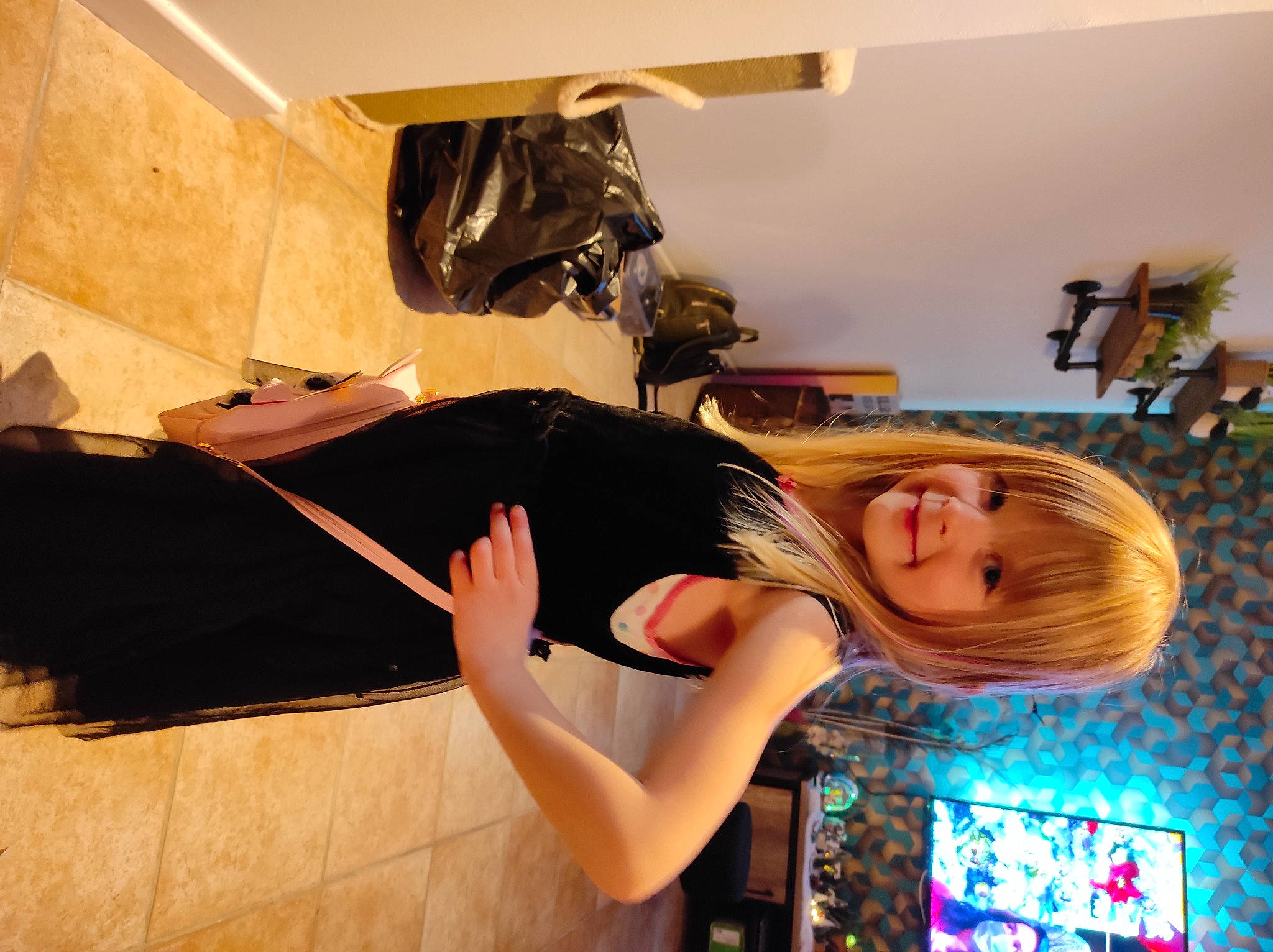 Ambre participe au concours pour gagner de l'argent avec cette photo : comfort, dress, elbow, fashion_design, flash_photography, flooring, fun, happy, human_leg, joy, knee, long_hair, magenta, person, room, shoulder, sitting, smile, thigh, waist