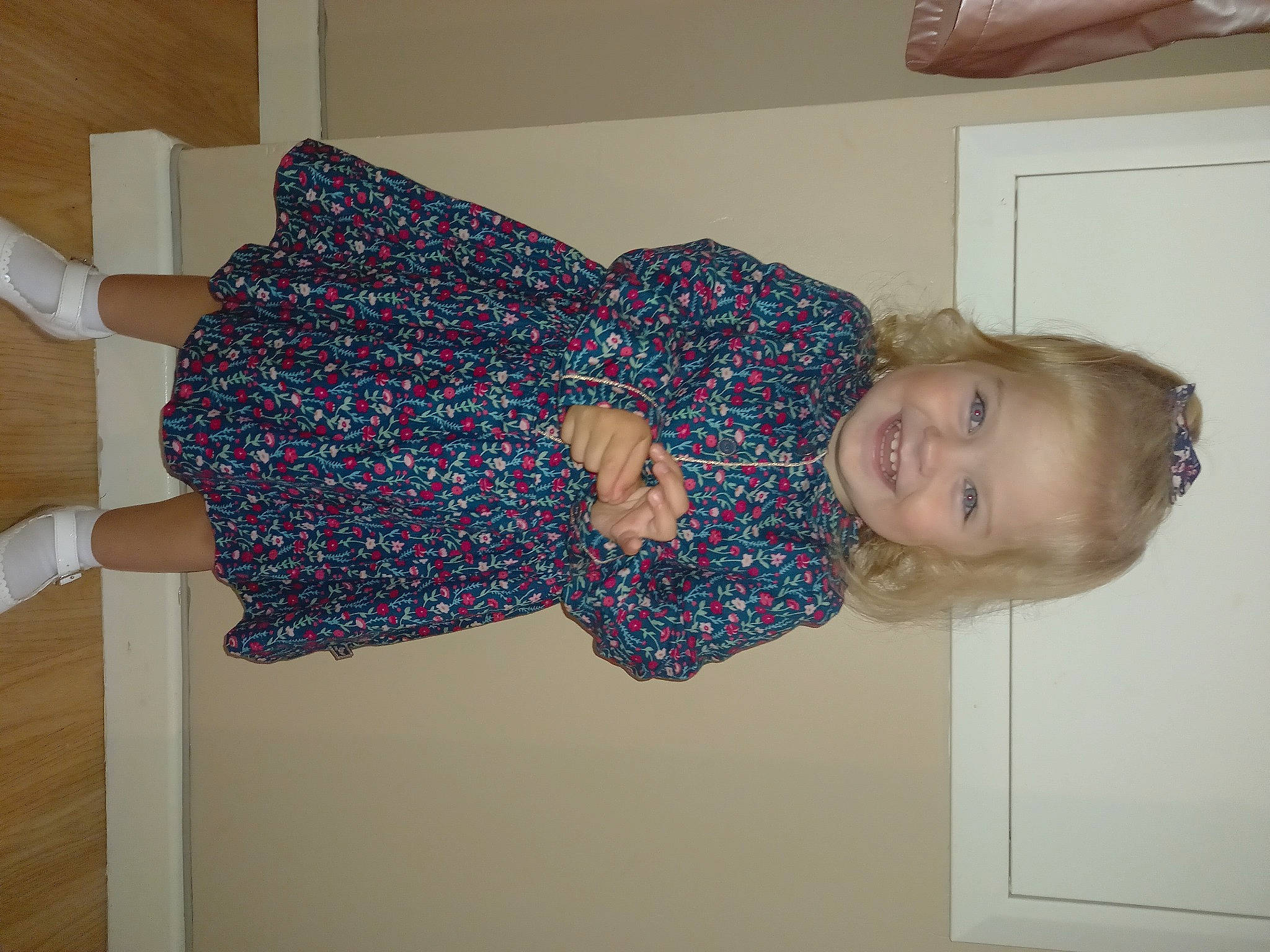 Mafalda participe au concours pour gagner de l'argent avec cette photo : baby_toddler_clothing, cocktail_dress, day_dress, dress, electric_blue, fashion_accessory, happy, human_leg, joy, magenta, motif, one_piece_garment, pattern, person, room, sleeve, smile, toddler, waist, wrist