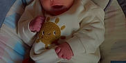 Tyliano participe au concours pour gagner de l'argent avec cette photo : baby, infant, smiling, baby_seat, clothing, sweater, sun_design, pajamas, footed_pants, face, cute, indoors, person, child, newborn, soft_toys, comfort, happy, portrait, resting