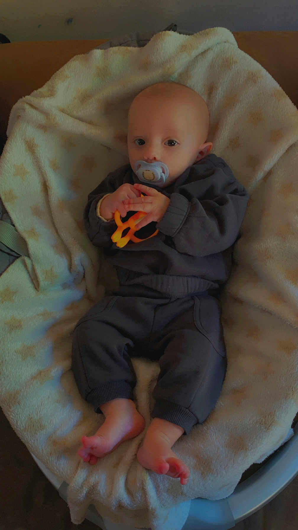 Tyliano a rejoint le concours — aidez-le/la à gagner de superbes lots ! baby, pacifier, blanket, toy, infant, clothing, feet, hands, face, bed, comfort, indoor, child, cute, sleeping_bag, newborn, portrait, soft, resting, relaxation