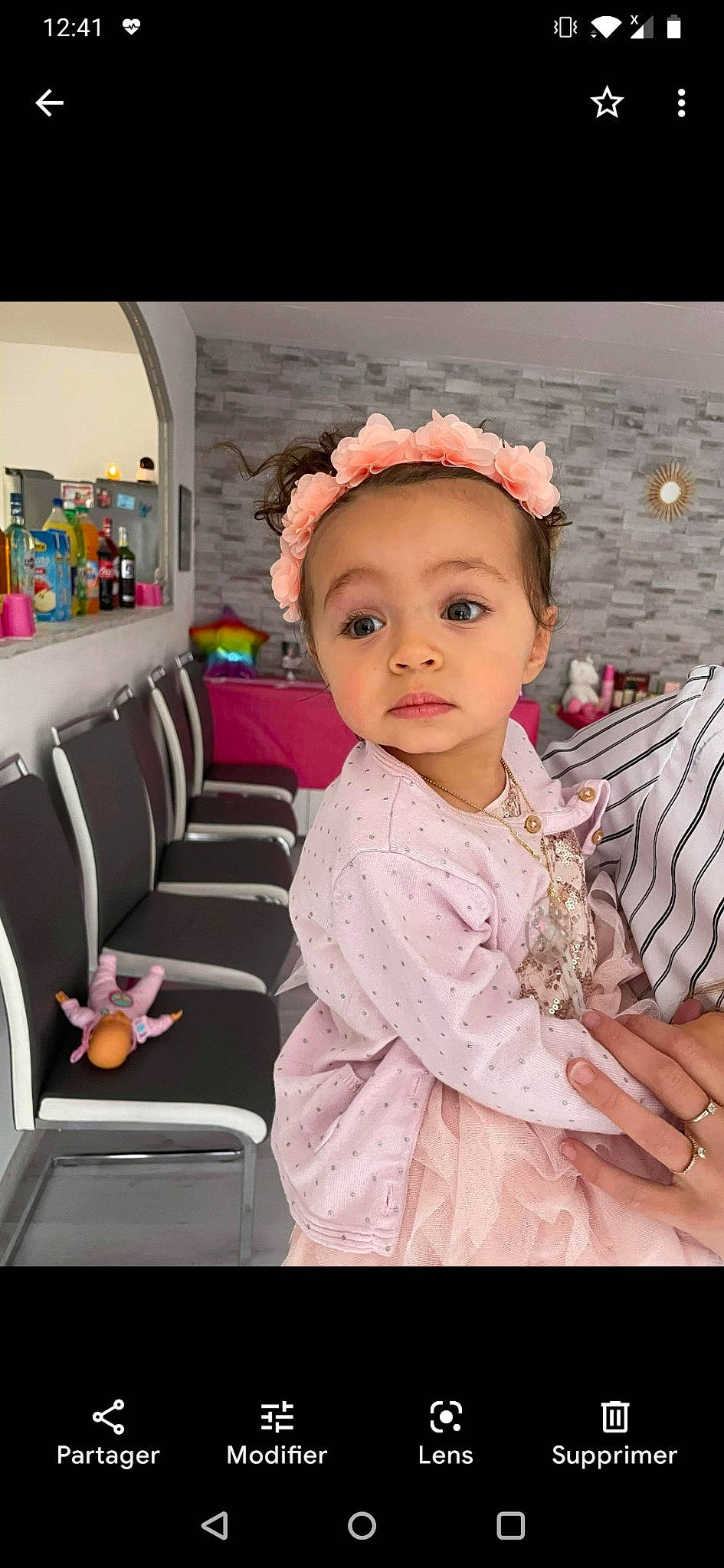 Calysta a rejoint le concours — aidez-le/la à gagner de superbes lots ! baby, baby_products, baby_toddler_clothing, cap, cheek, child, dress, eyelash, fashion_accessory, fashion_design, fun, happy, headband, headpiece, magenta, person, pink, sitting, skin, sleeve