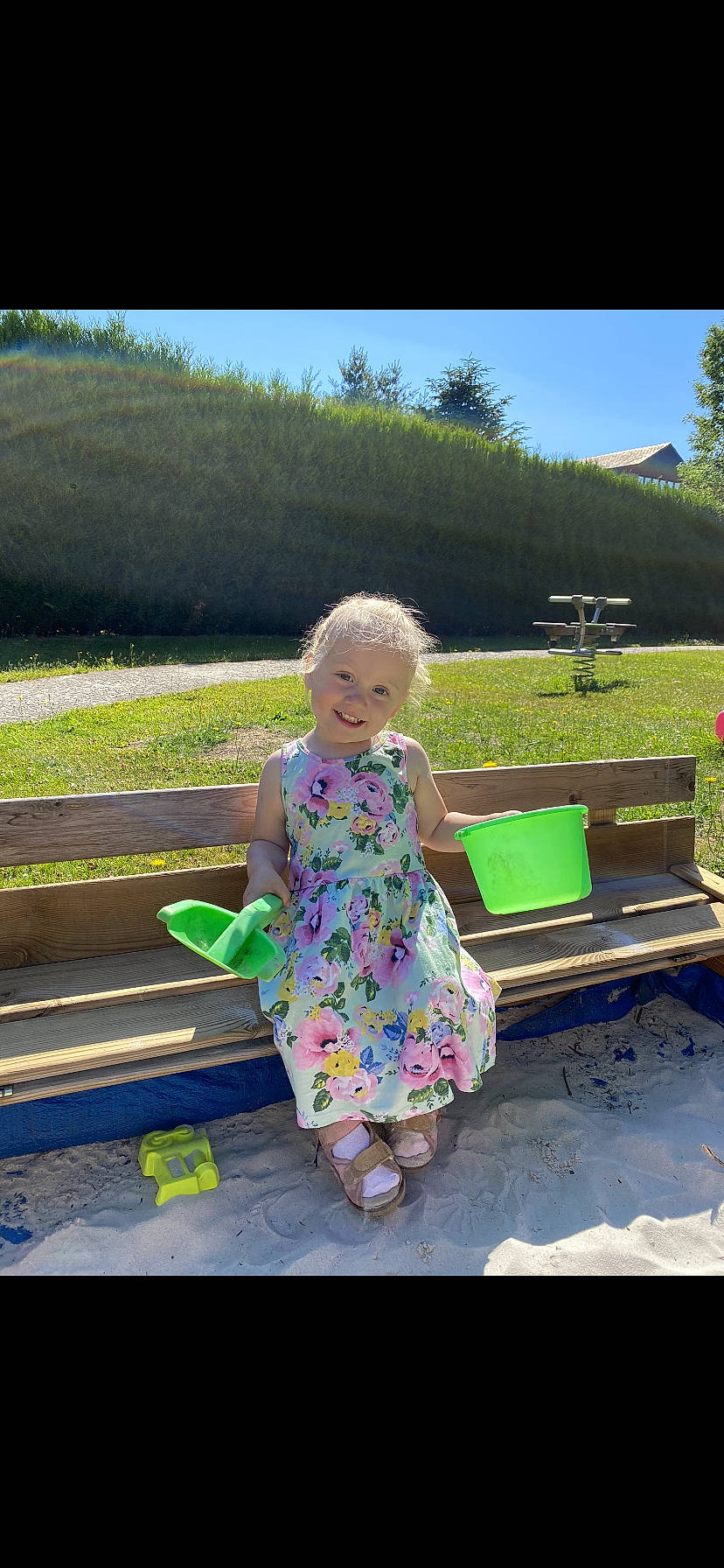 Luna participe au concours pour gagner de l'argent avec cette photo : child, grass, joy, leisure, person, play, summer, toddler, vacation