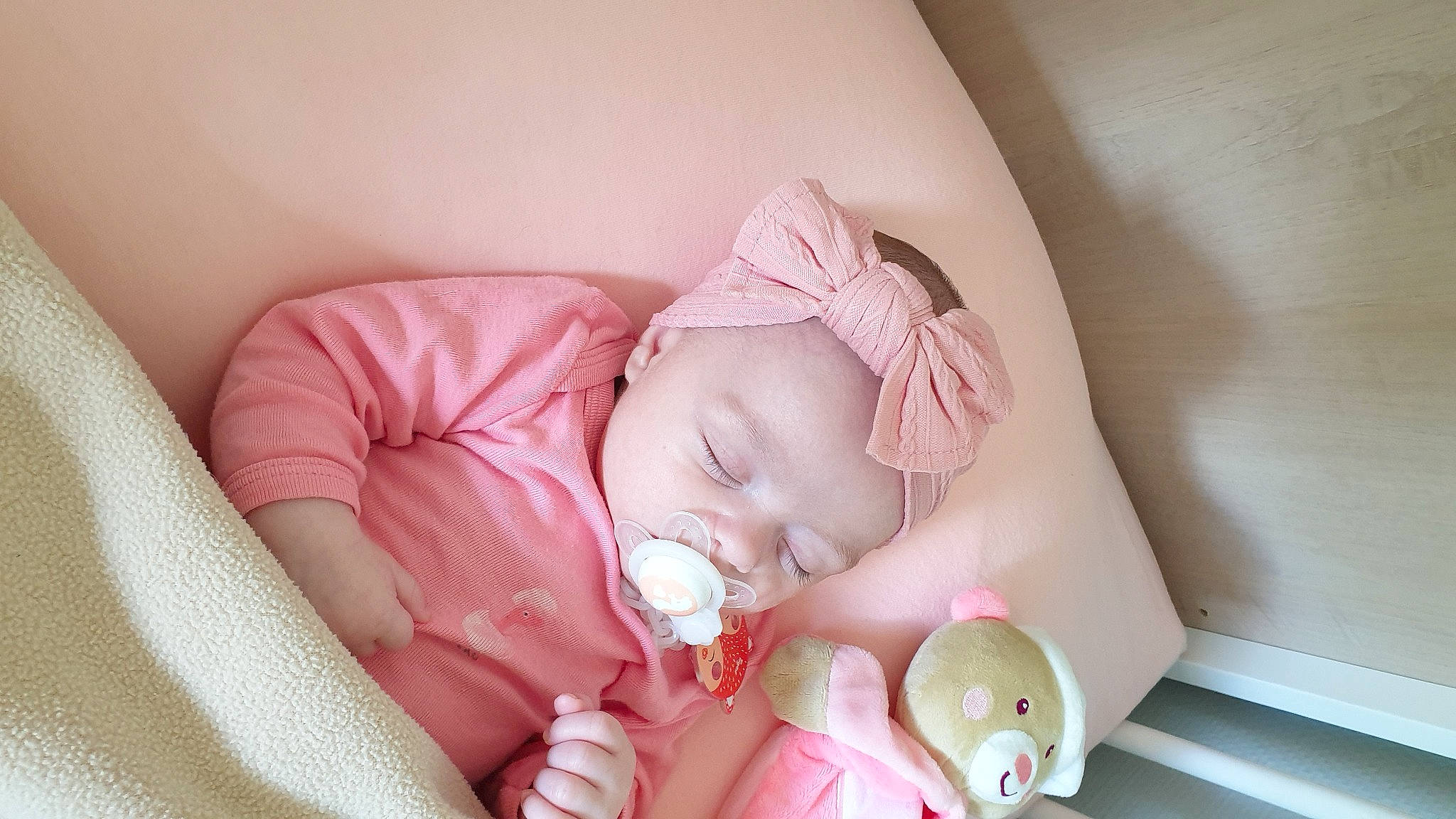 Louise a rejoint le concours — aidez-le/la à gagner de superbes lots ! arm, baby, baby_products, baby_safety, baby_sleeping, baby_toddler_clothing, bed, cheek, child, comfort, finger, hand, headgear, infant_bed, mouth, person, pink, product, skin, toddler