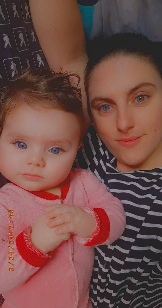 Talia a rejoint le concours — aidez-le/la à gagner de superbes lots ! cheek, chin, dress, eye, eyebrow, eyelash, gesture, hair, hairstyle, hand, happy, head, human, iris, joy, lip, mouth, nose, organ, person