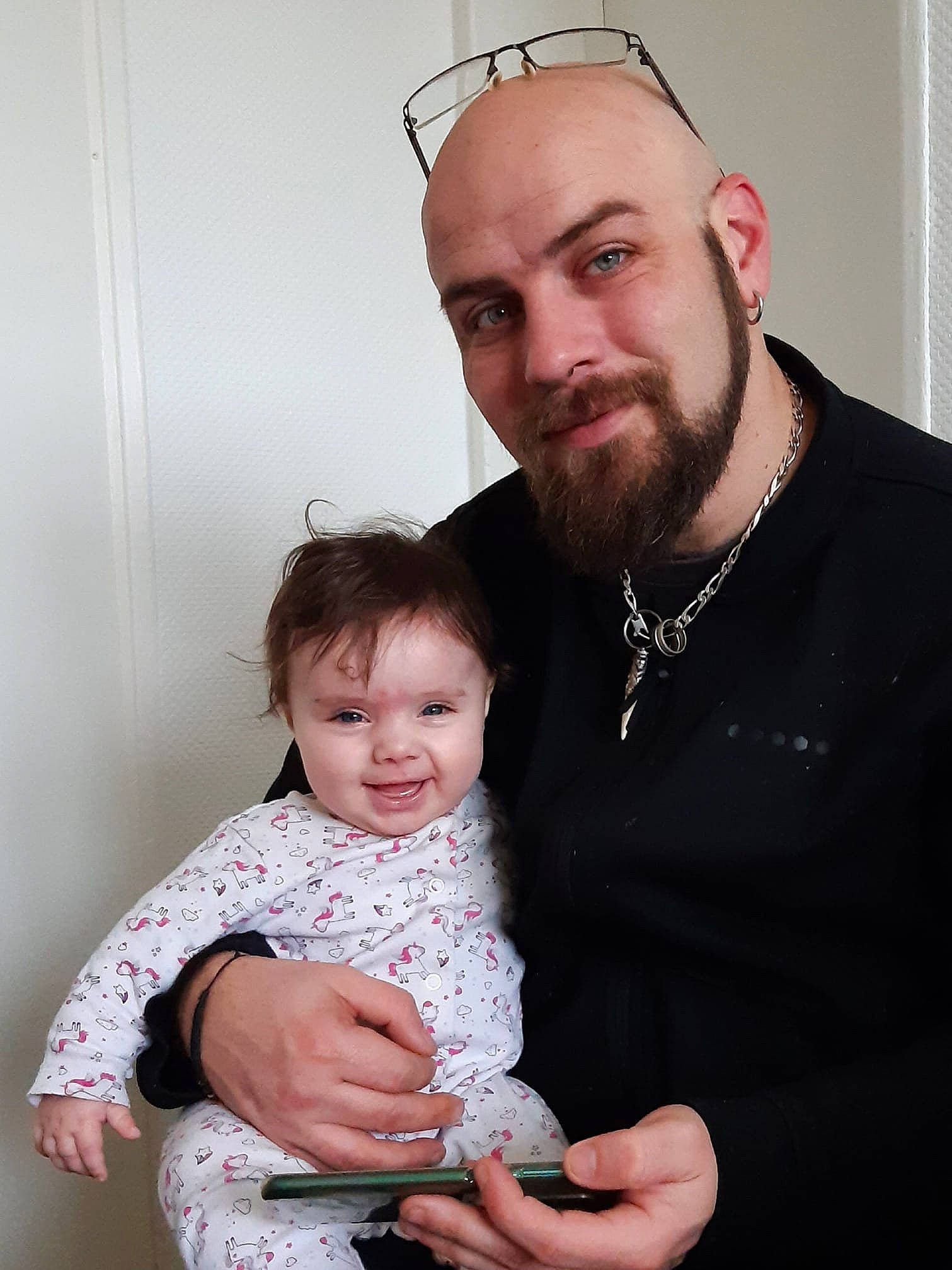 Talia a rejoint le concours — aidez-le/la à gagner de superbes lots ! arm, beard, cheek, chin, eye, face, gesture, hairstyle, hand, happy, head, human_body, joy, mouth, muscle, organ, person, shoulder, skin, sleeve