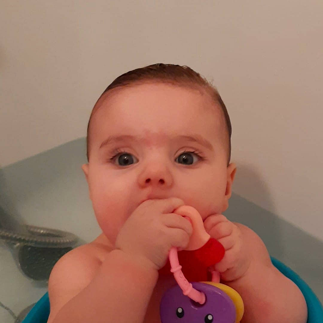 Talia participe au concours pour gagner de l'argent avec cette photo : arm, baby, baby_bathing, baby_grabbing_for_something, cheek, ear, eye, eyebrow, eyelash, finger, gesture, happy, lip, mouth, neck, nose, person, skin, thumb, toddler