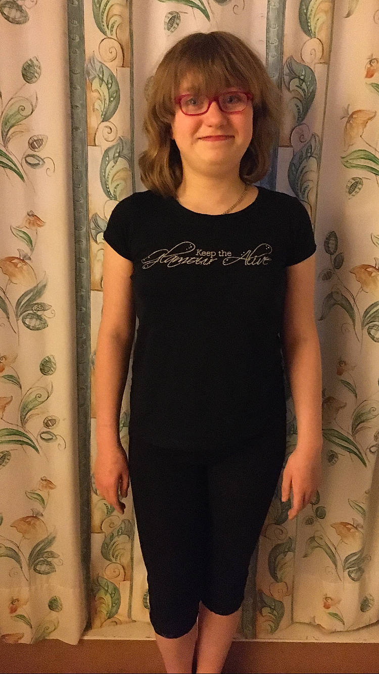 Mélissa a rejoint le concours — aidez-le/la à gagner de superbes lots ! arm, black, blond, clothing, dress, joint, joy, leg, little_black_dress, long_hair, neck, pattern, person, shoulder, sleeve, t_shirt, thigh, tights, top, waist