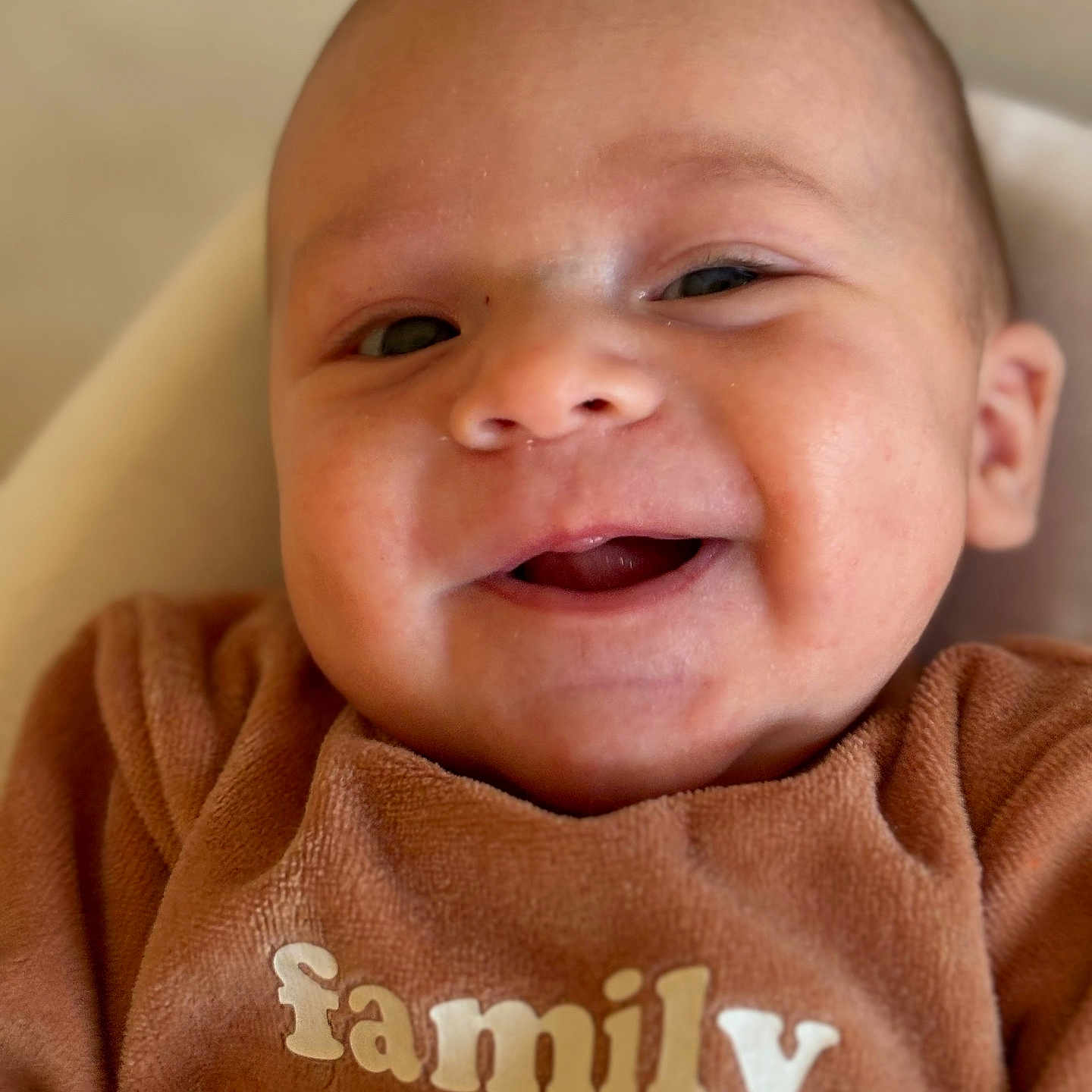 Lyam participe au concours pour gagner de l'argent avec cette photo : baby, babylaughing, face, happy, head, laughing, newborn, person, photography, portrait, smile