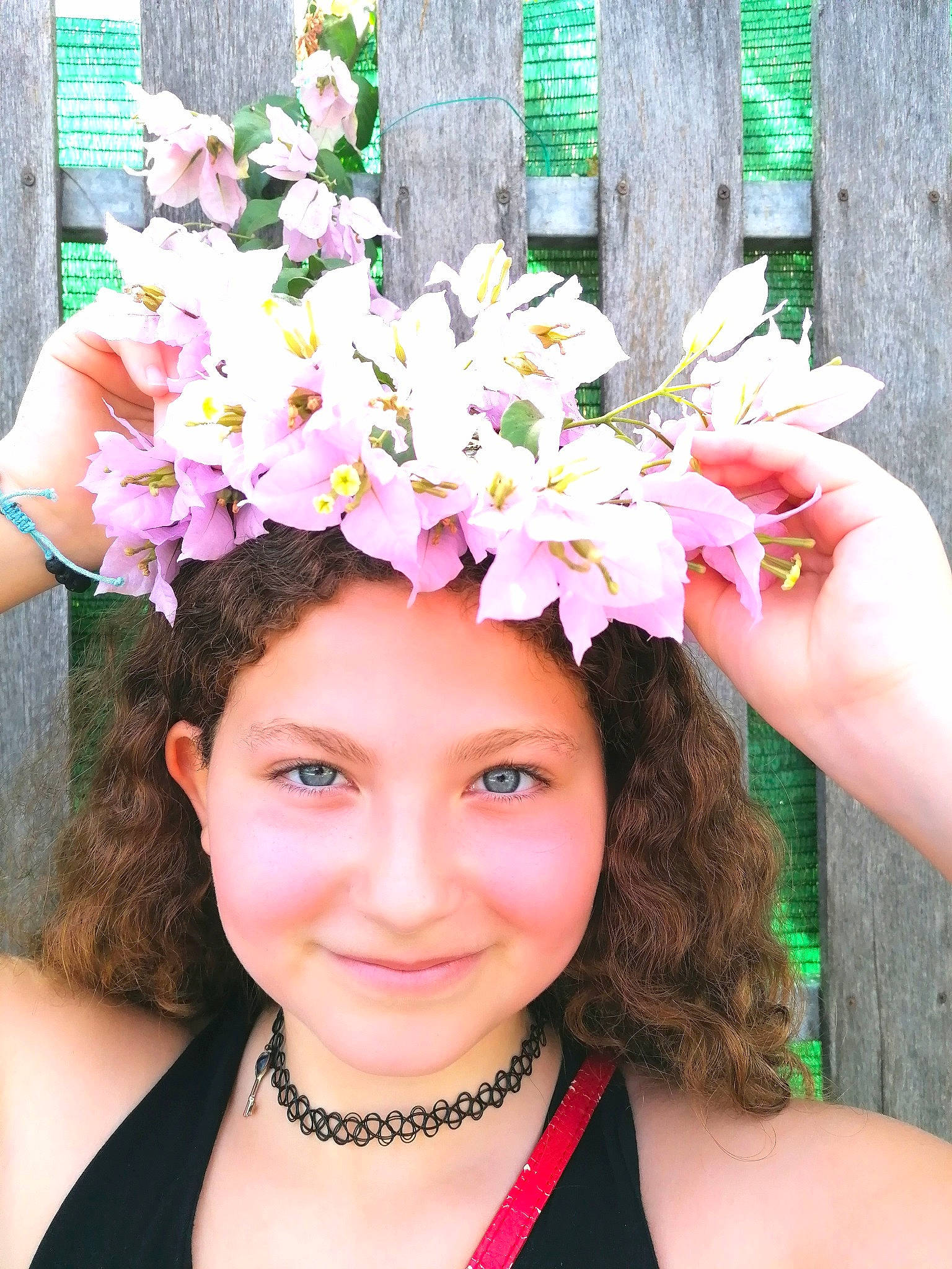 Rachel participe au concours pour gagner de l'argent avec cette photo : bouquet, costume_hat, cut_flowers, event, floral_design, flower, flower_arranging, grass, happy, hat, headgear, headpiece, headwear, jewellery, joy, lei, magenta, necklace, person, petal