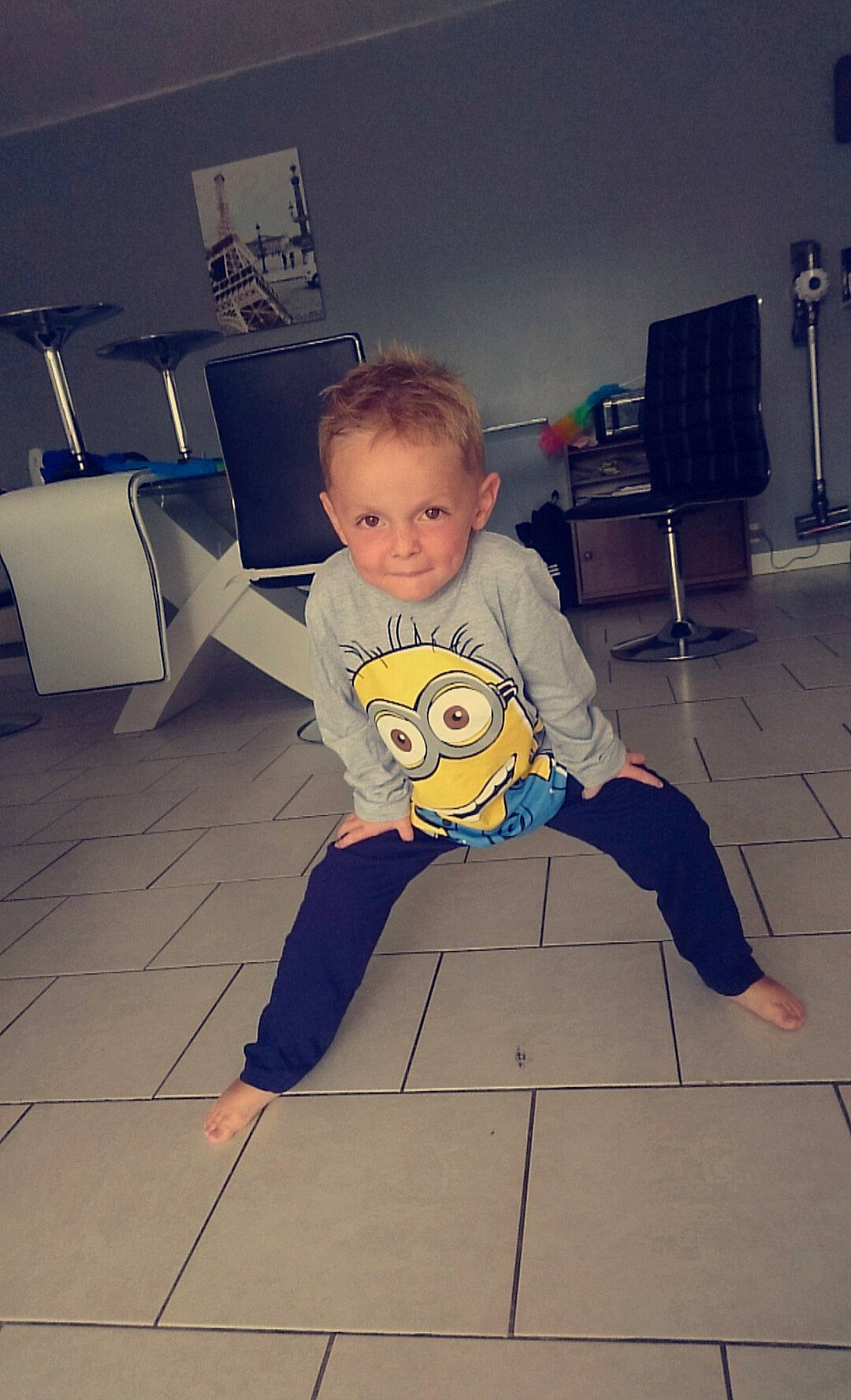 Nolhann a rejoint le concours — aidez-le/la à gagner de superbes lots ! blue, boy, child, day, floor, flooring, fun, girl, infant, joy, leg, material, person, play, product, sitting, snapshot, space, standing, toddler