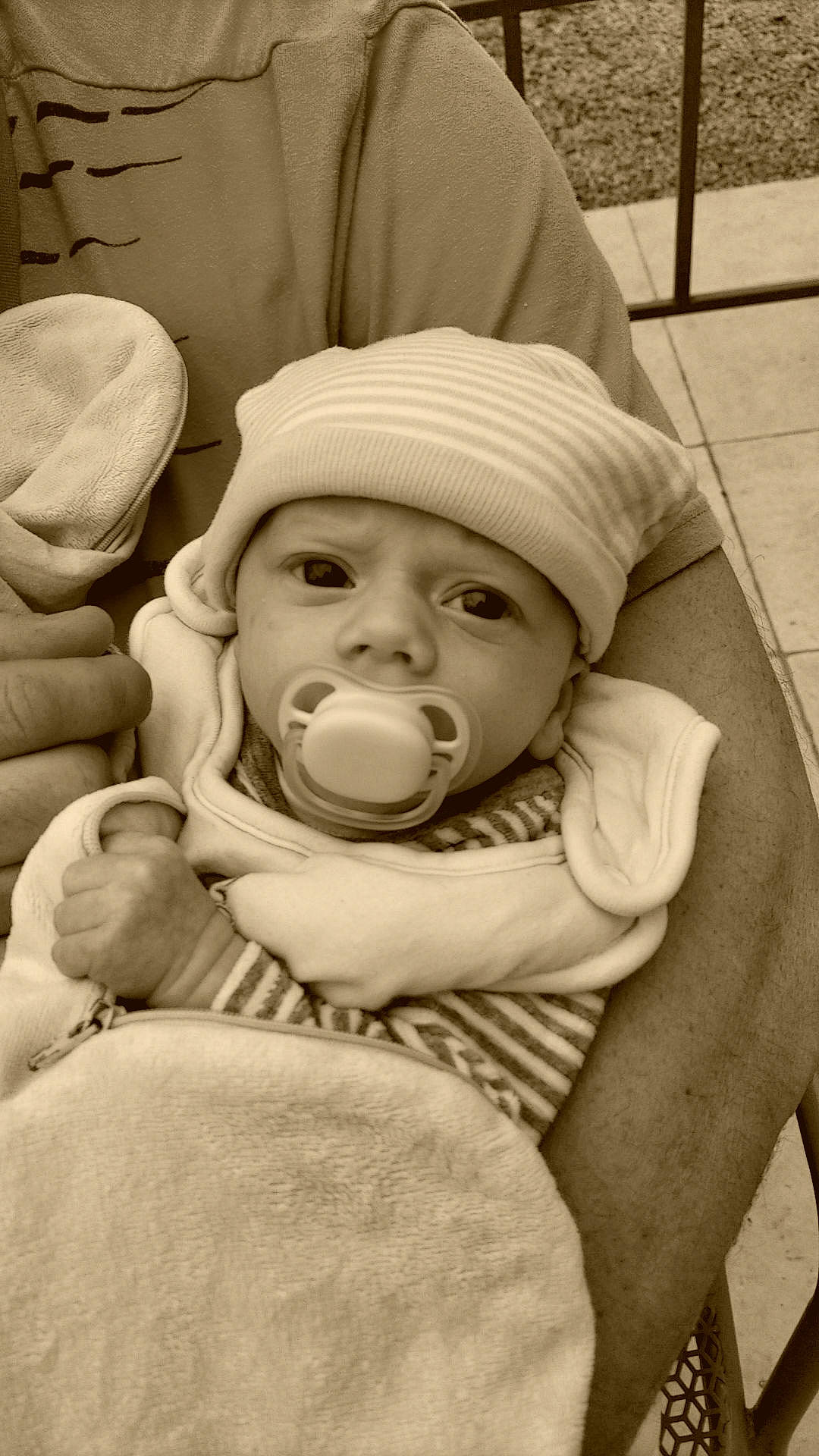 Maylonn participe au concours pour gagner de l'argent avec cette photo : baby, baby_toddler_clothing, cap, cheek, child, chin, comfort, eye, face, fun, gesture, happy, head, headgear, headwear, monochrome, mouth, nose, person, skin