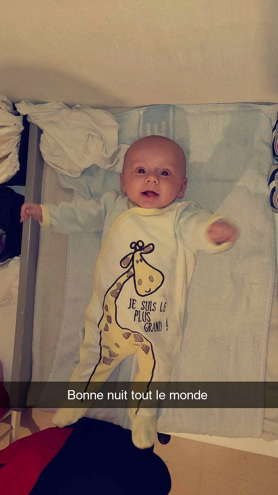 Maylonn participe au concours pour gagner de l'argent avec cette photo : baby, baby_products, baby_safety, baby_toddler_clothing, cheek, child, comfort, flooring, fun, happy, linens, person, photo_caption, product, room, sleeve, t_shirt, toddler, visual_arts