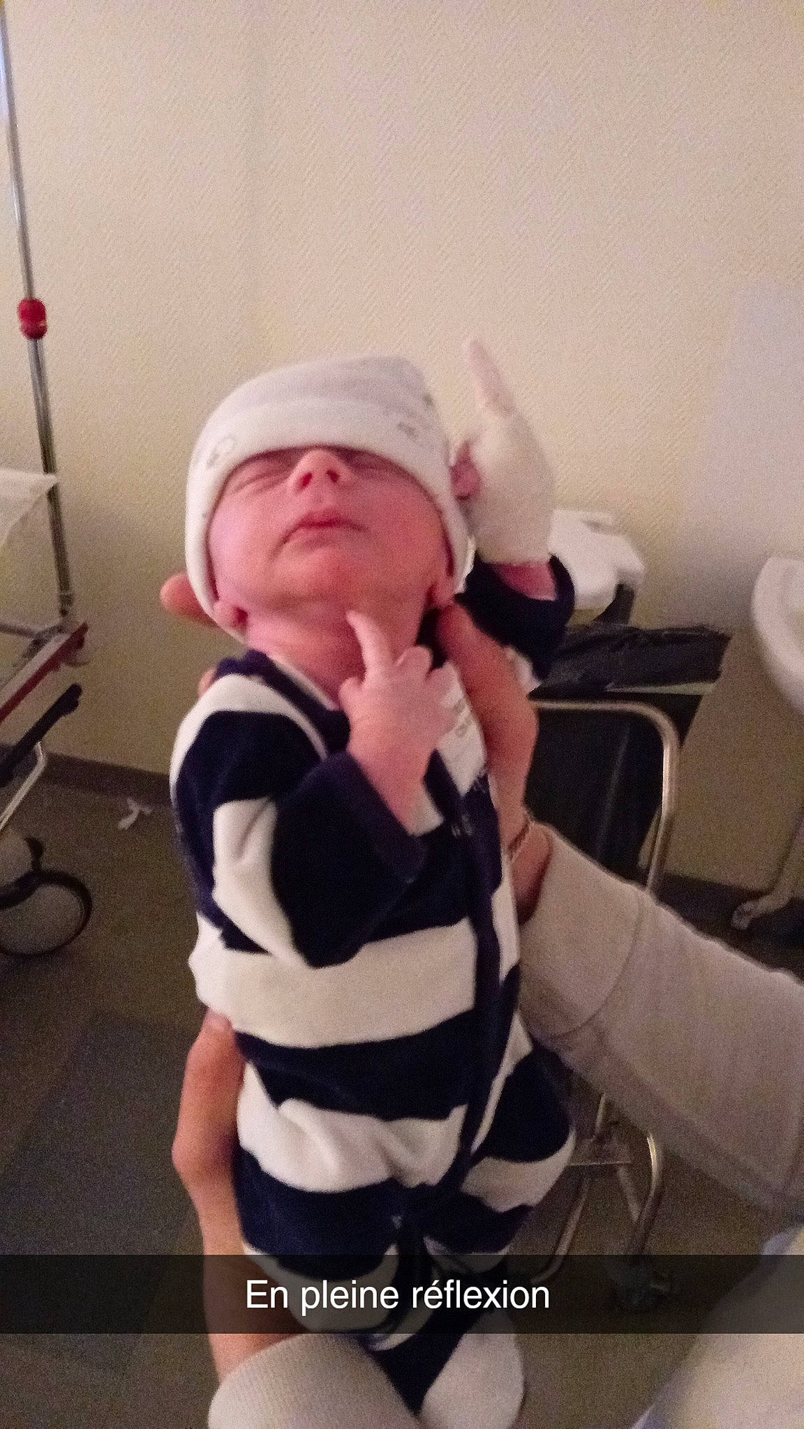 Maylonn a rejoint le concours — aidez-le/la à gagner de superbes lots ! baby, baby_toddler_clothing, cap, cheek, child, comfort, elbow, fun, headwear, human_leg, knee, pattern, person, personal_protective_equipment, room, selfie, sitting, sleeve, t_shirt, thigh