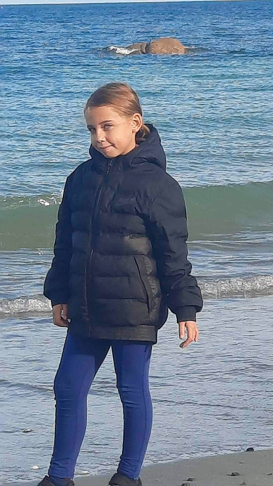 Sarah participe au concours pour gagner de l'argent avec cette photo : azure, beach, blond, electric_blue, freezing, fun, happy, human_body, human_leg, jacket, knee, lake, person, sand, shore, sleeve, standing, thigh, water, wind_wave