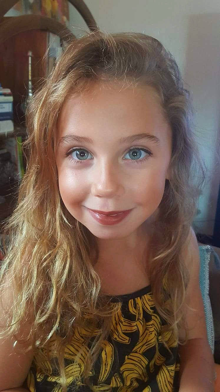 Sarah participe au concours pour gagner de l'argent avec cette photo : cheek, chin, eye, eyebrow, eyelash, face, facial_expression, fashion, flash_photography, hairstyle, happy, head, human, iris, jaw, joy, lip, long_hair, nose, person